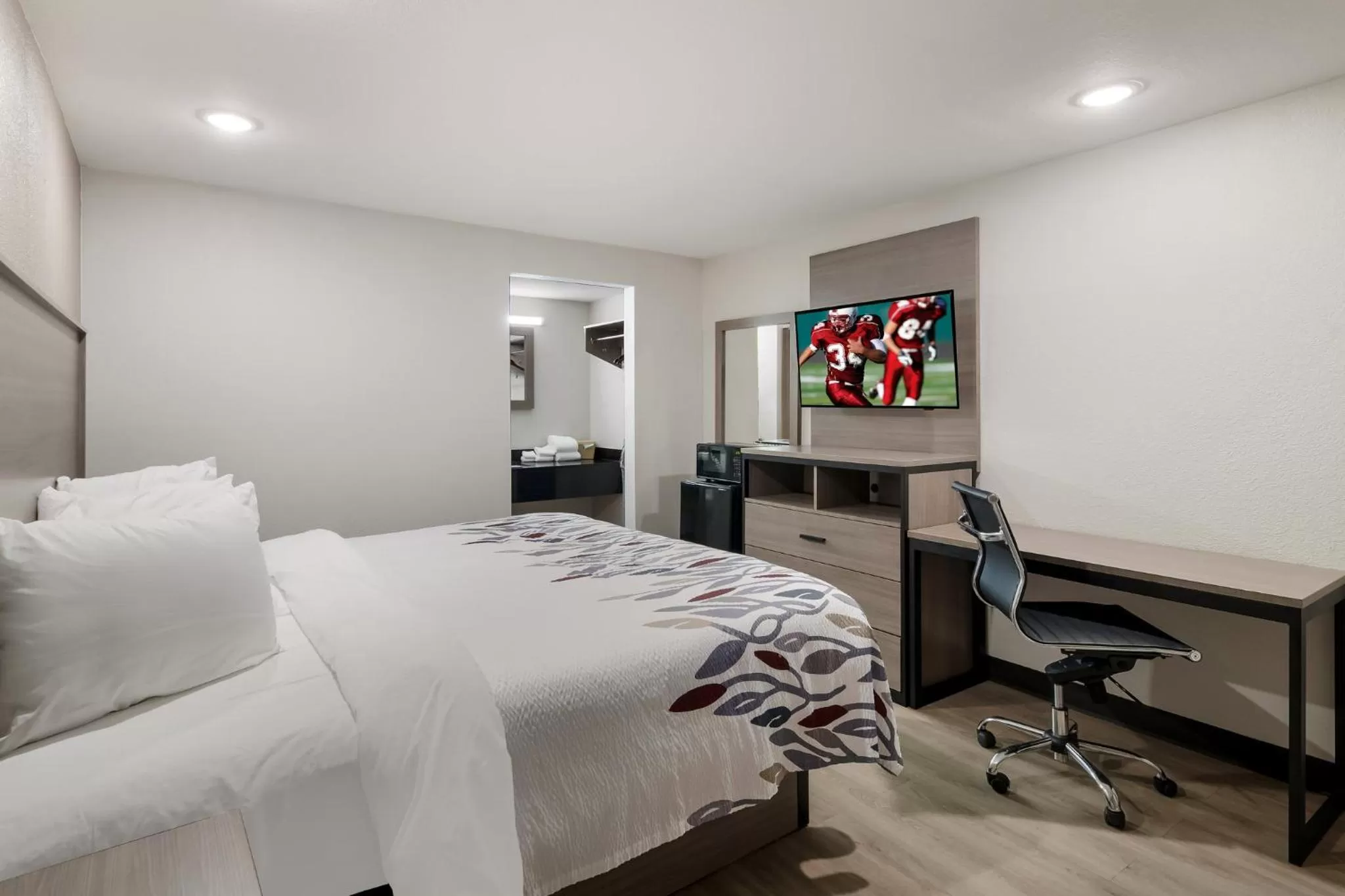  Deluxe King Room Poolside Non-Smoking in Red Roof Inn & Conference Center McKinney