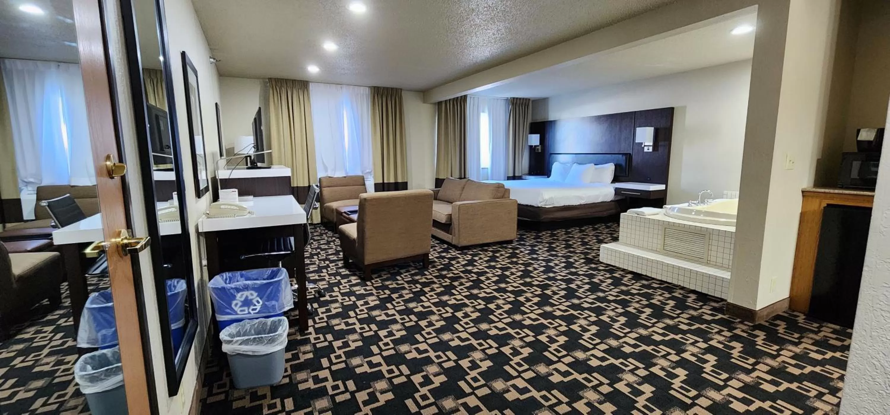 King Suite with Sofa Bed and Whirlpool - Nonsmoking in Comfort Inn & Suites Shakopee Downtown Area