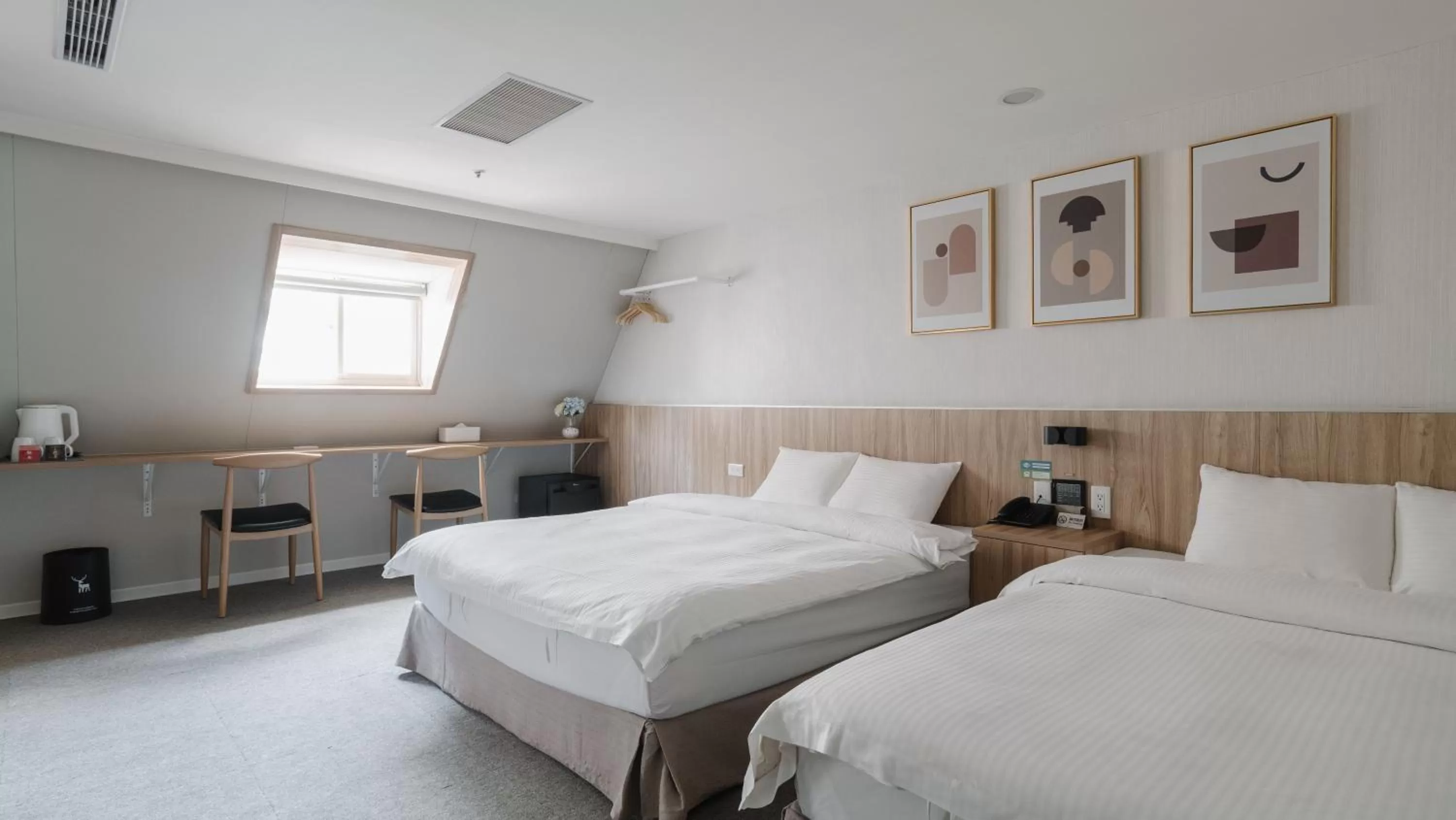 Deluxe Twin Room in Hotel attic