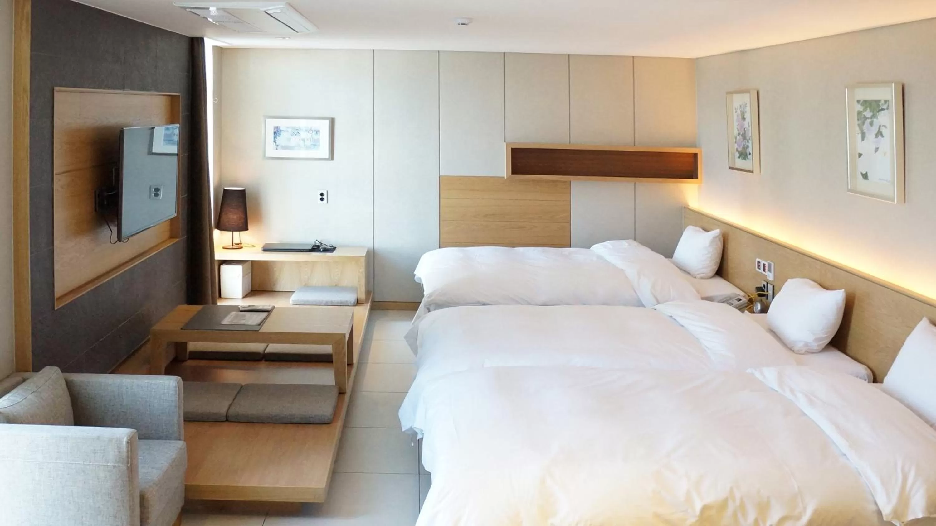 Deluxe Triple Room with Bath in Rian Hotel