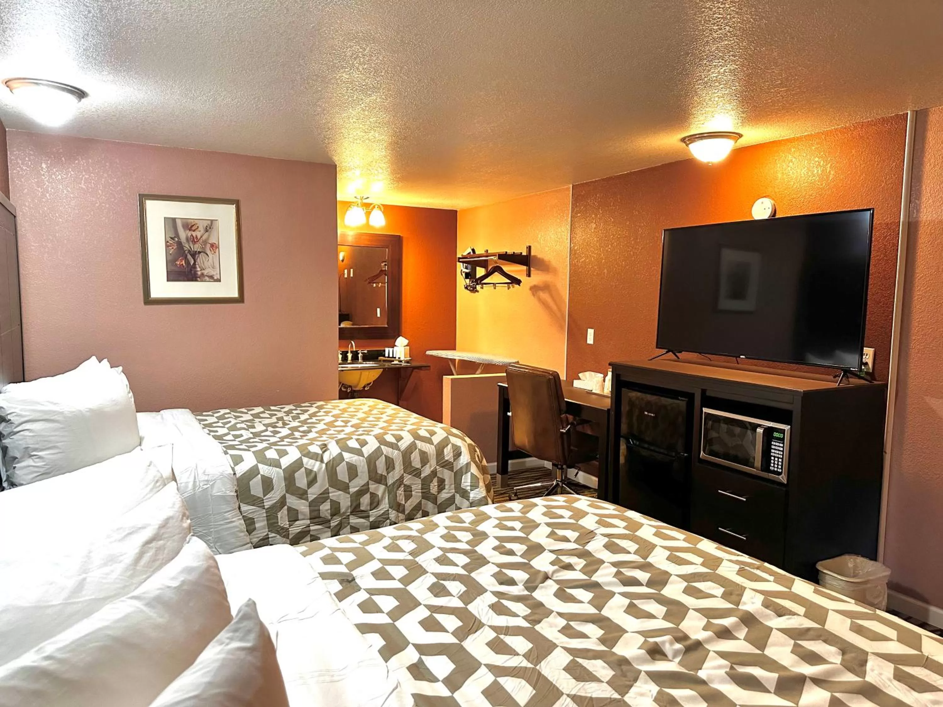 Queen Room with Two Queen Beds - single occupancy in Annie Oakley Motel Oakley