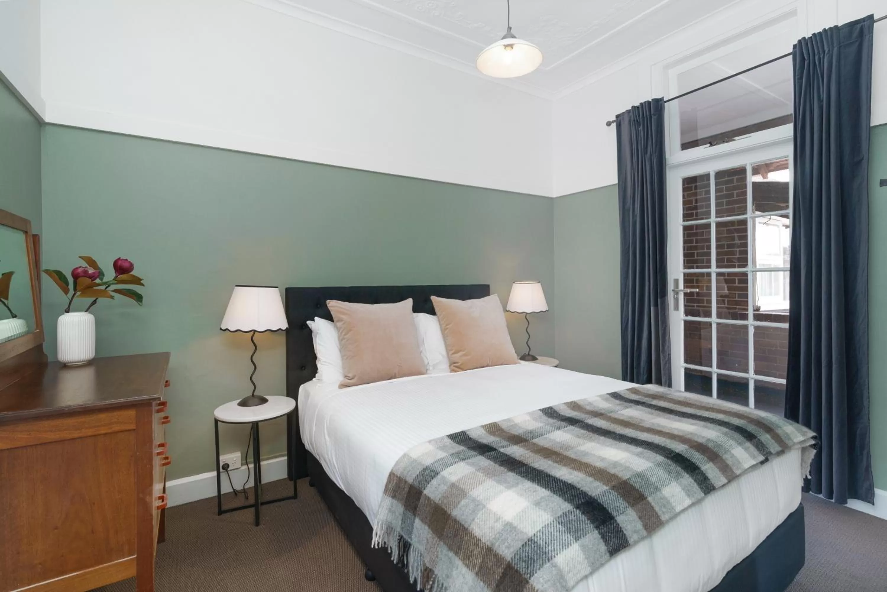 Premium Queen Room with Ensuite Bathroom in Bundanoon Hotel