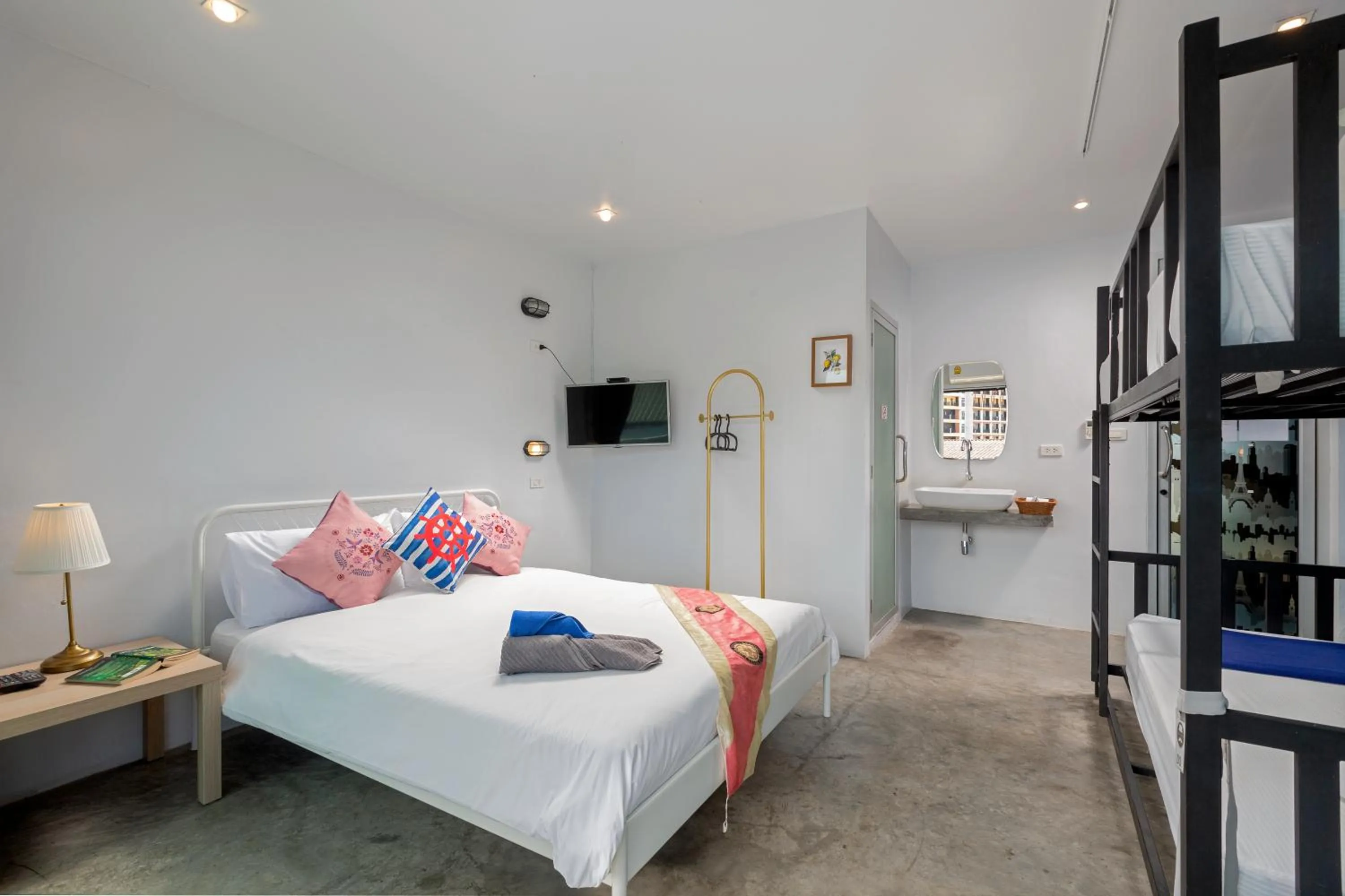 Quadruple Room with Private Bathroom in Hip Hostel - SHA Plus