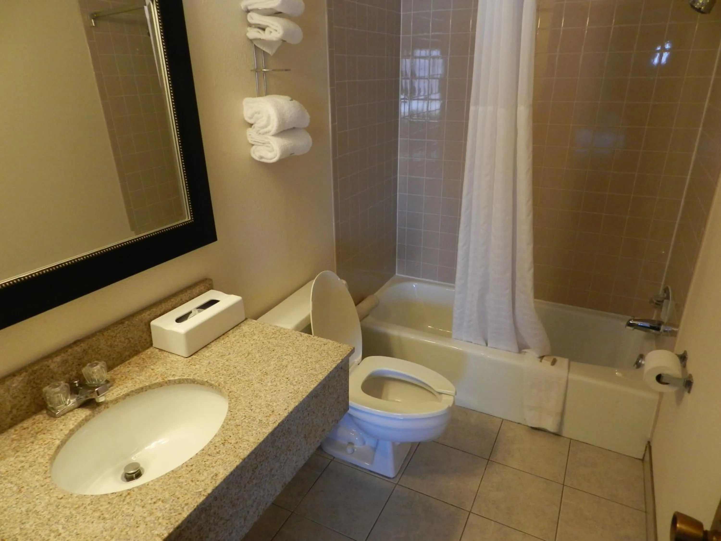 King Studio Suite - Non-Smoking in Baymont by Wyndham Dubuque