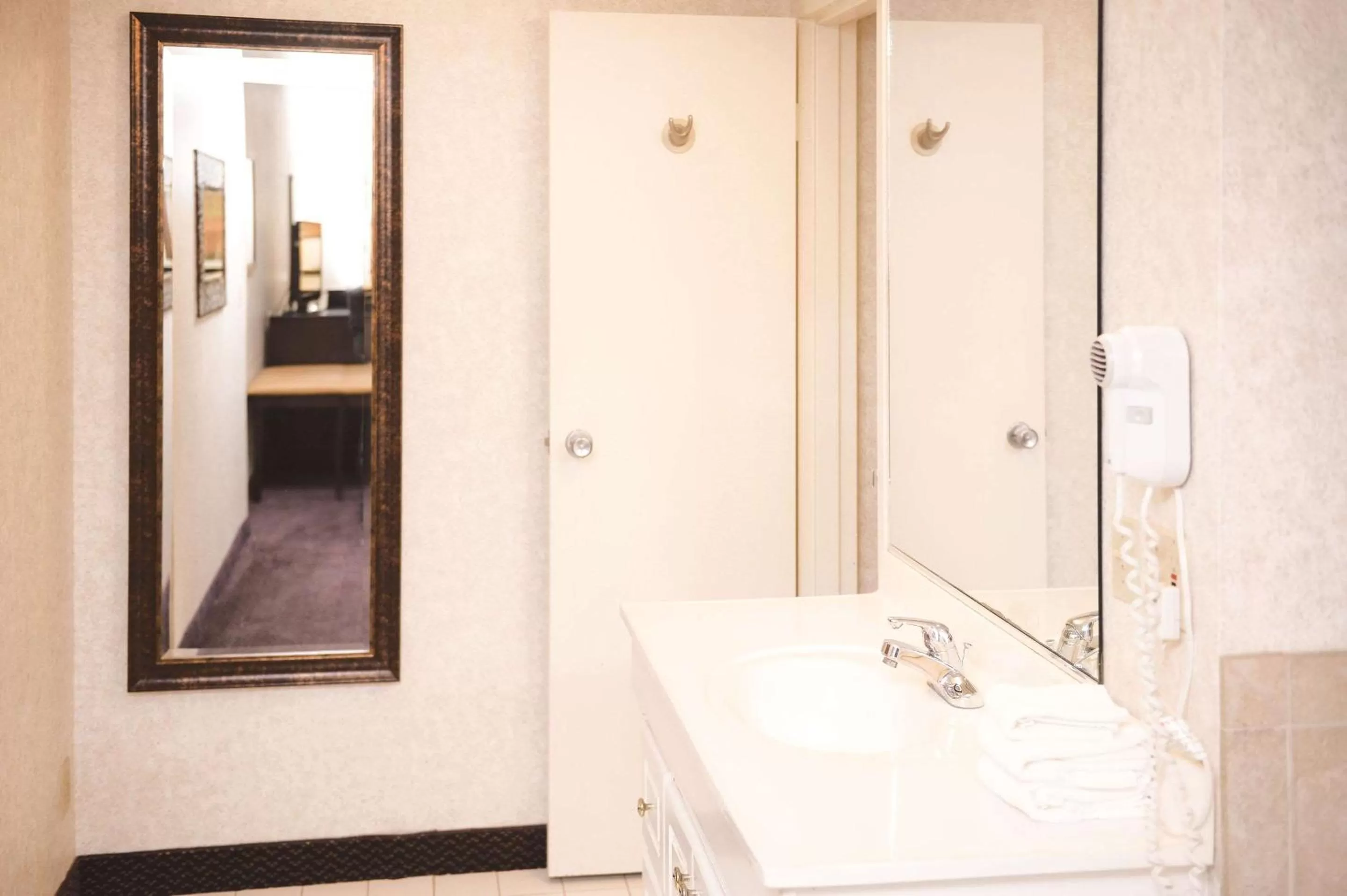 King Suite with Whirlpool - Non-Smoking in Quality Inn & Suites Ames Conference Center Near ISU Campus