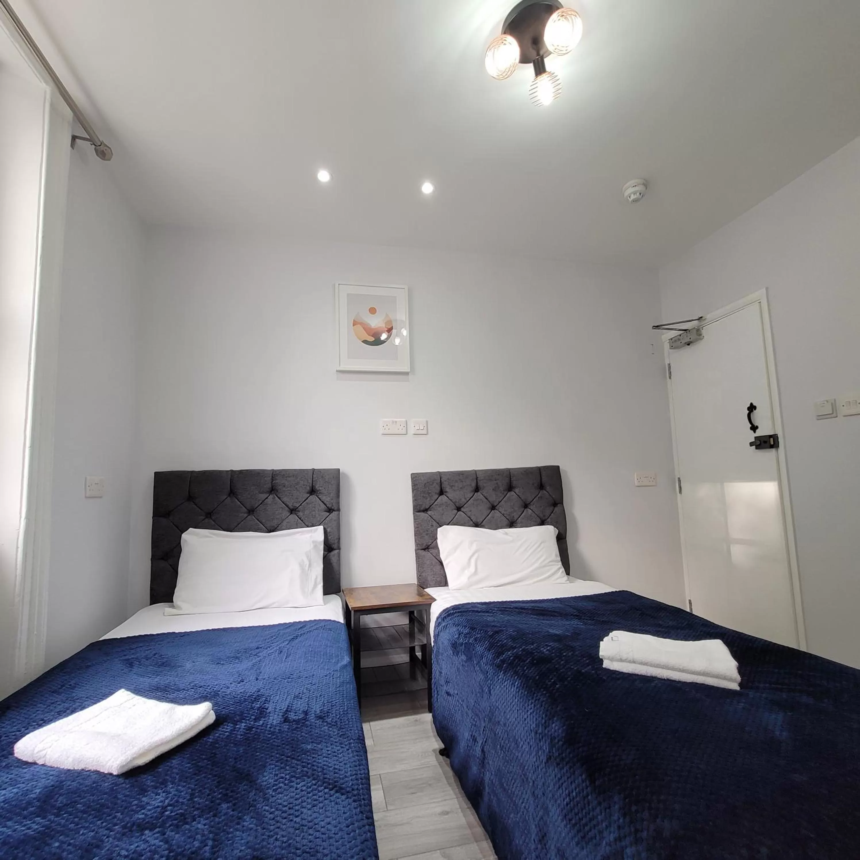 Twin Room with Private Bathroom in Argyle Square Hotel