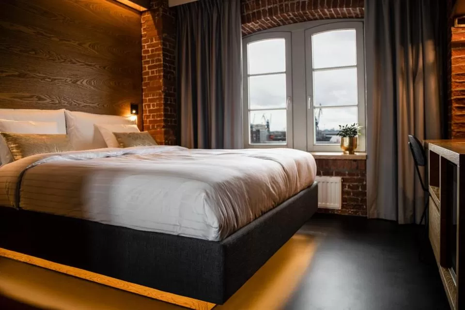 Double or Twin Room with Harbor View in GINN Hotel Hamburg Elbspeicher