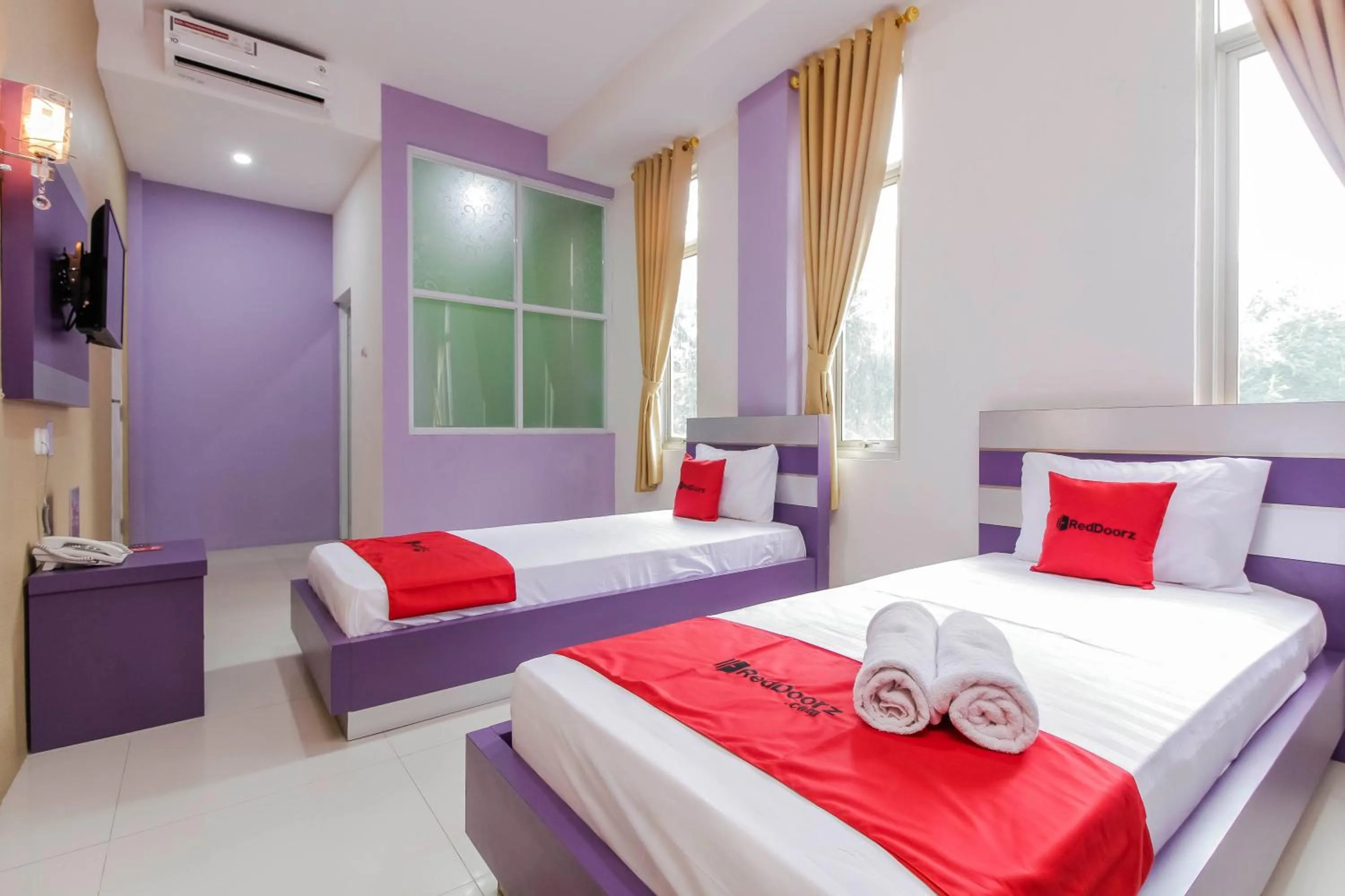 Deluxe Twin Room in RedDoorz Plus near Stasiun Bekasi