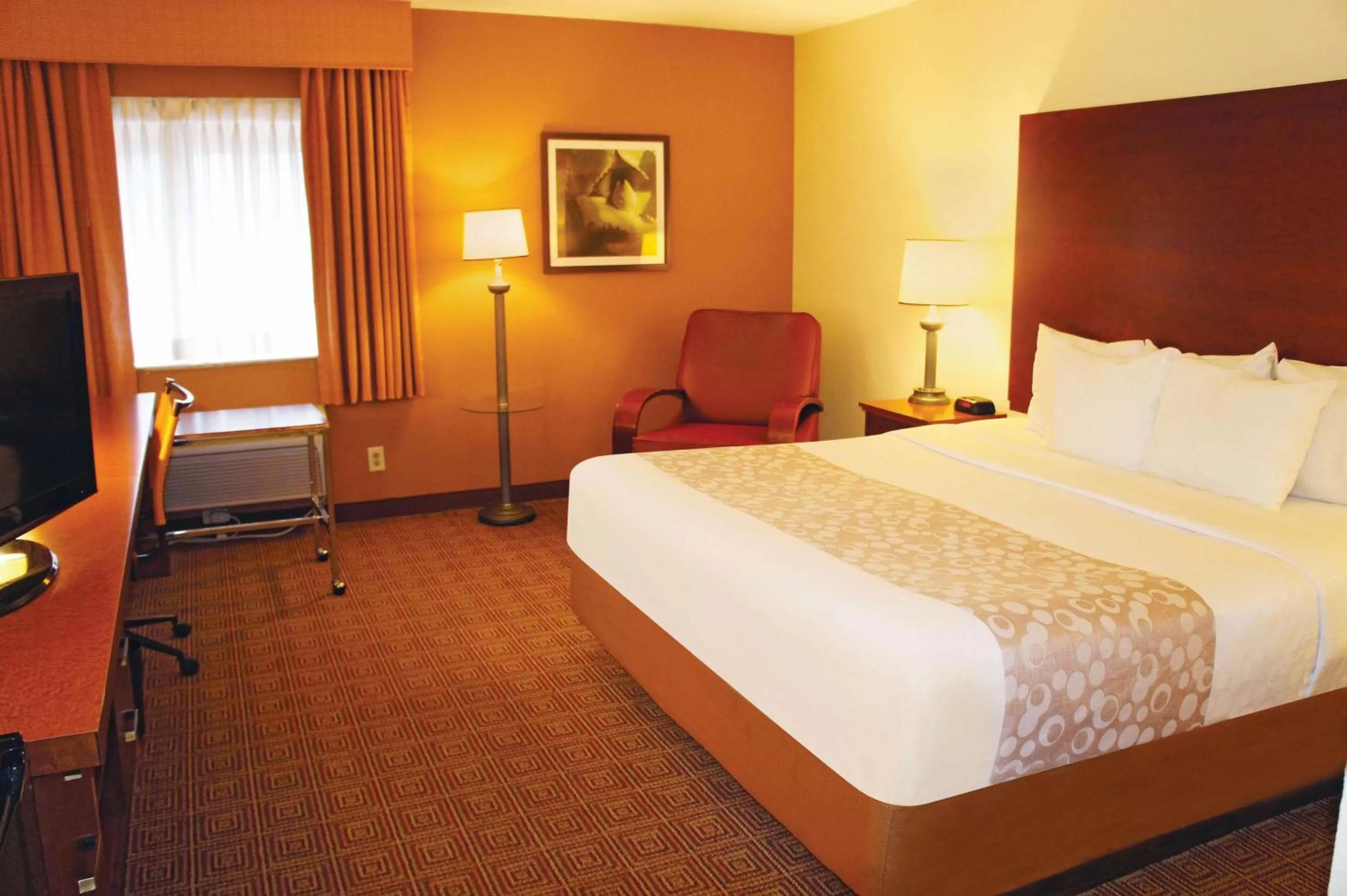 Deluxe King Room - Non-Smoking in La Quinta Inn by Wyndham Minneapolis Airport Bloomington