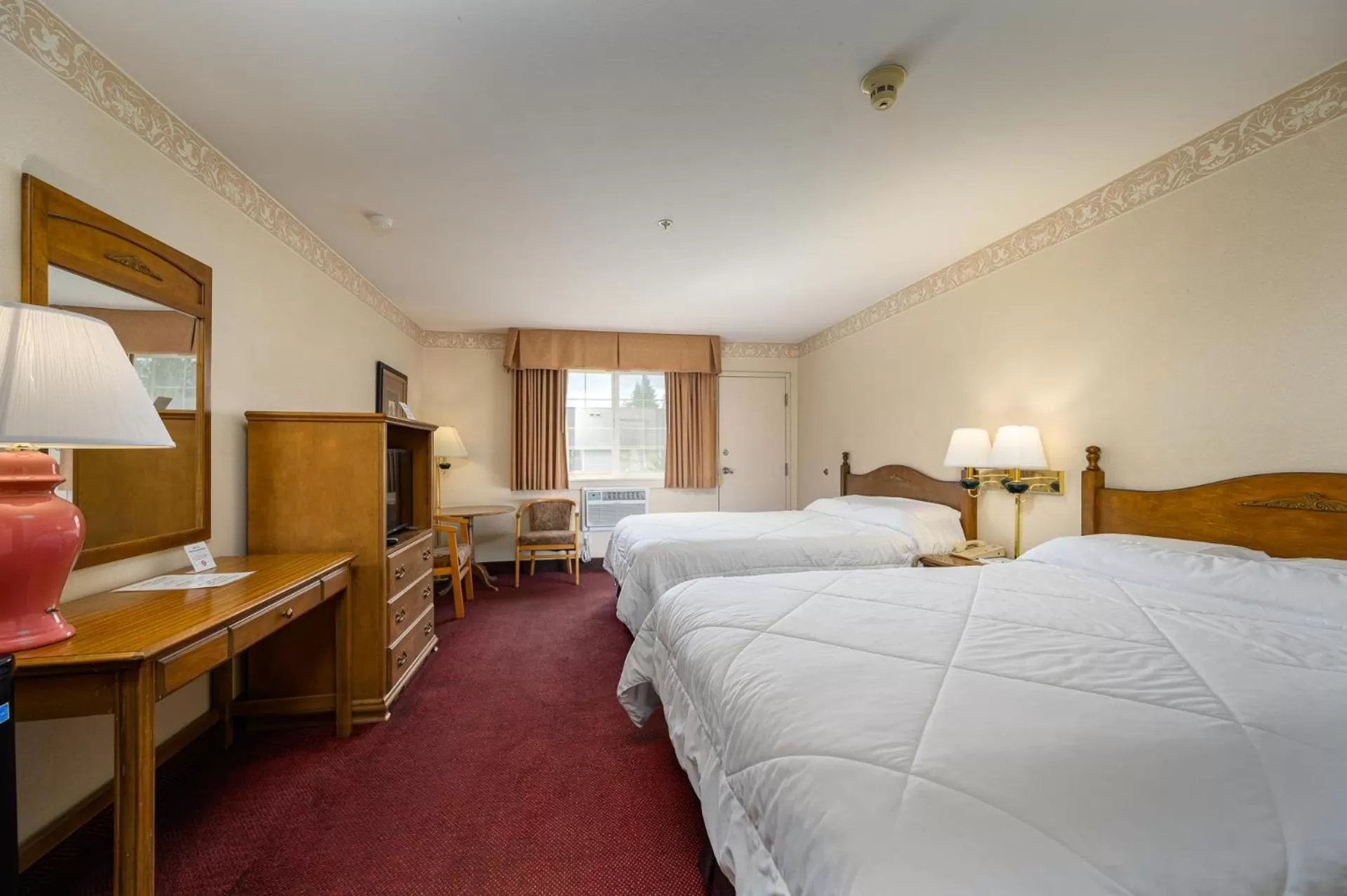 Queen Room with Two Queen Beds in Three Rivers Inn Sedro Woolley