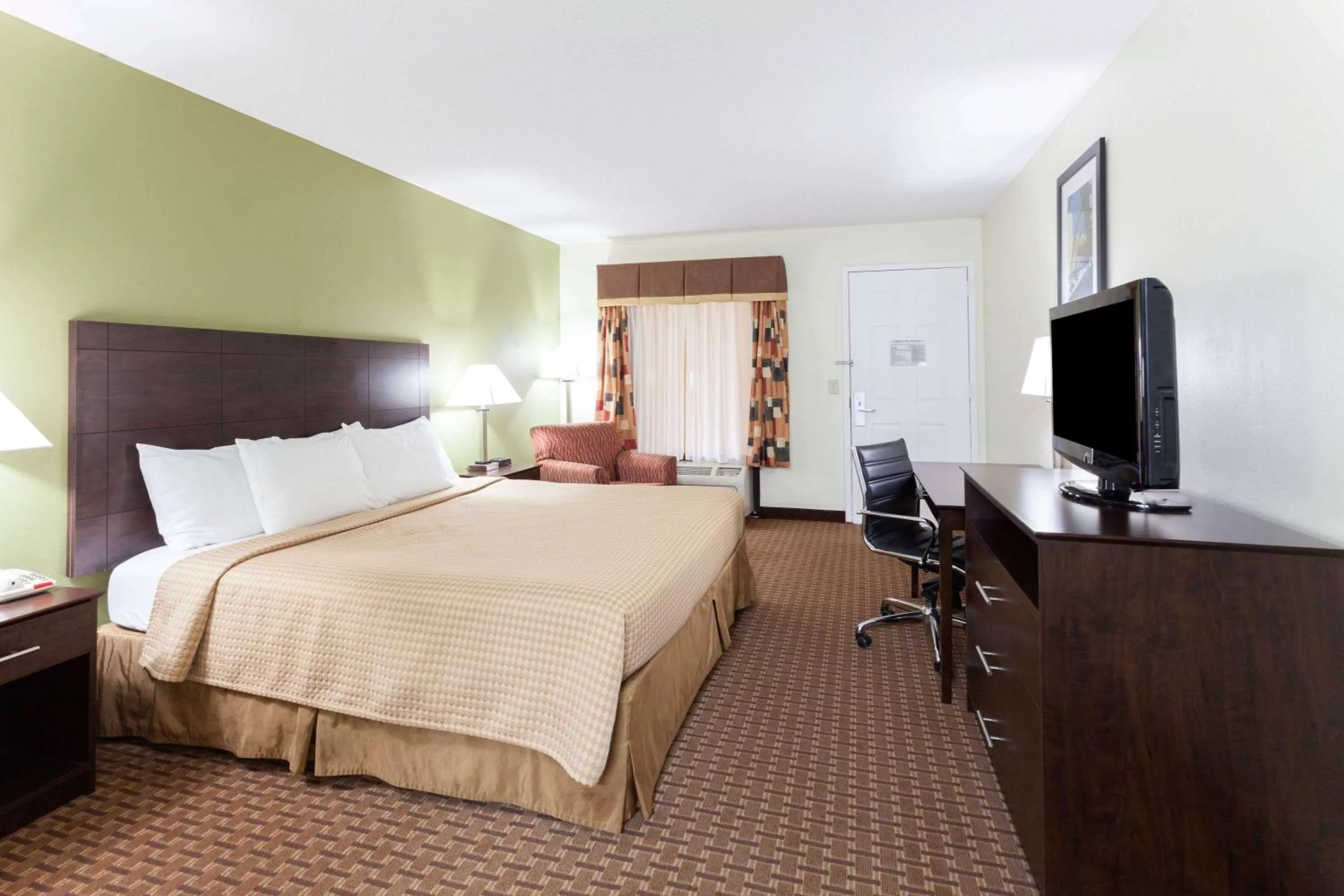 King Room - Mobility Access/Smoking in Super 8 by Wyndham Decatur/Dntn/Atlanta Area