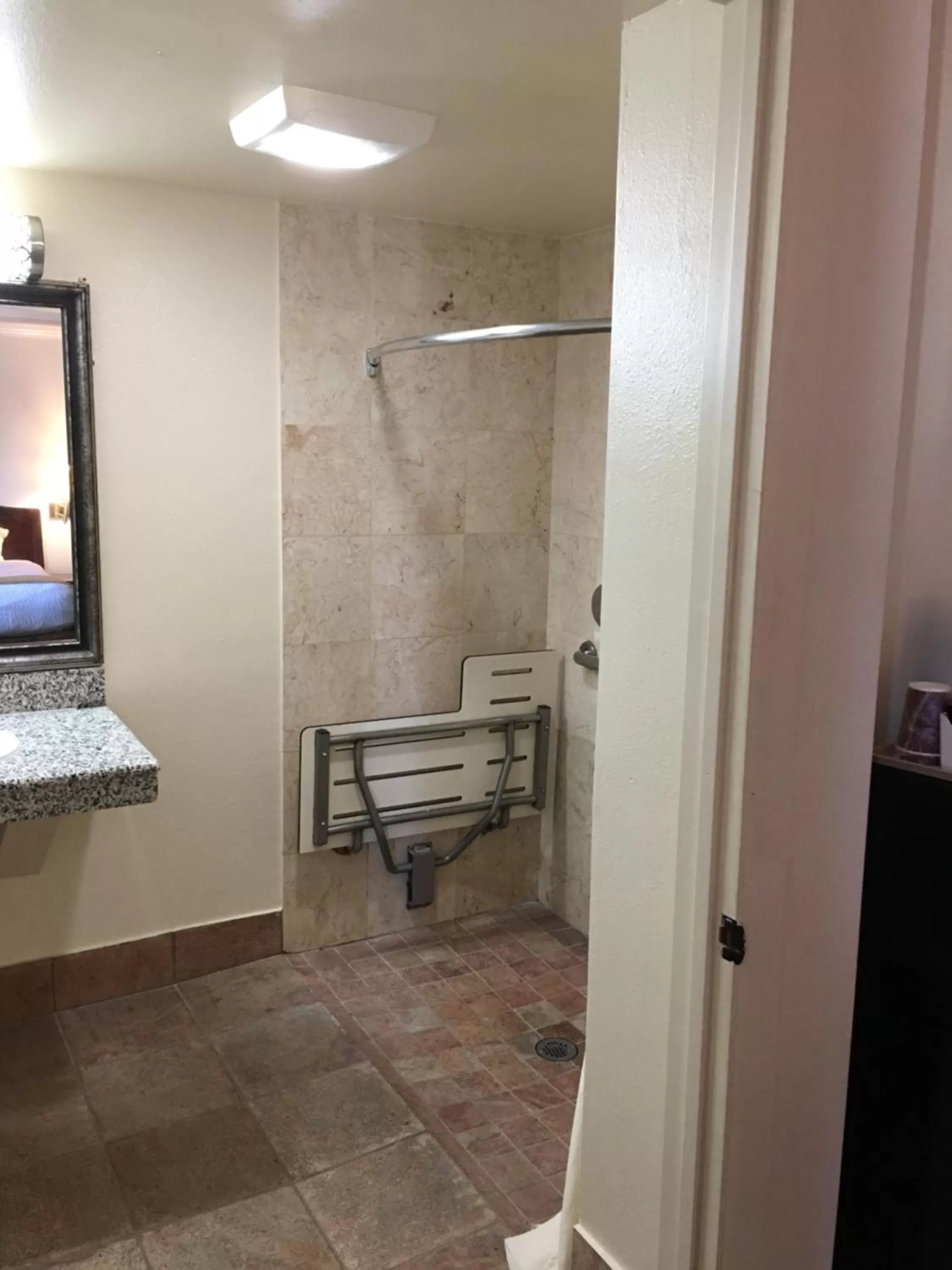 Queen Room - Disability Access in Arbor Inn Monterey