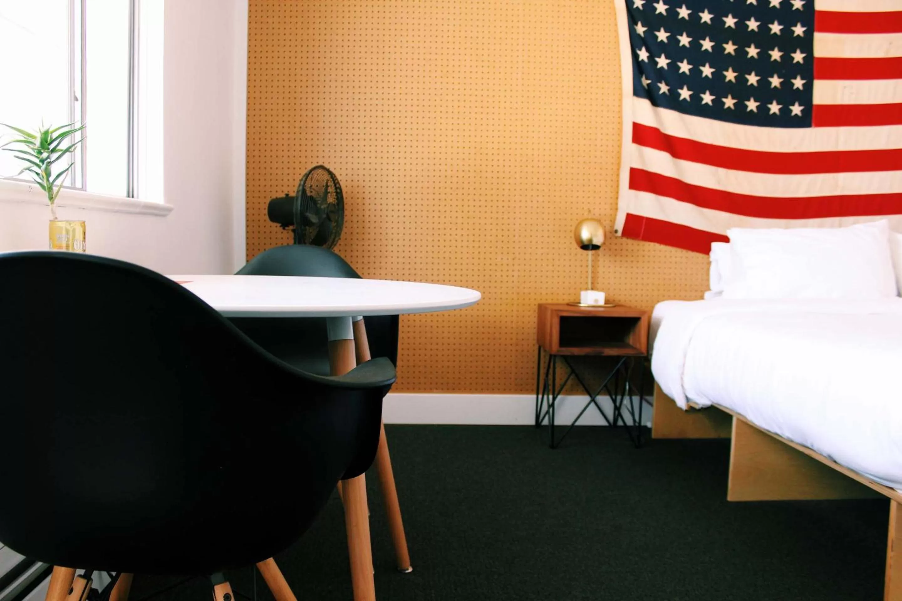 Deluxe King  in Amigo Motor Lodge