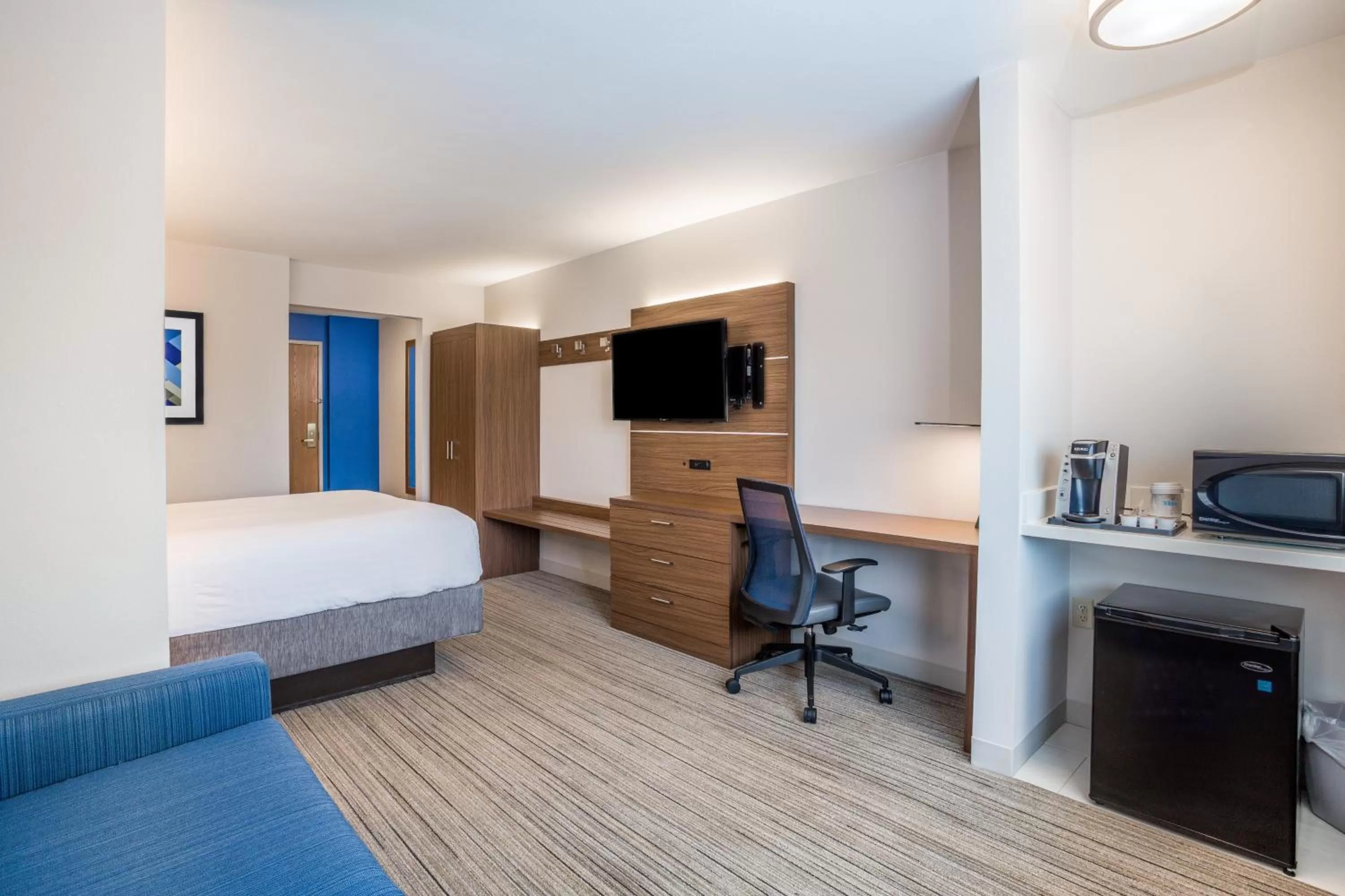 Double Room - Mobility Access with Roll-in Shower in Holiday Inn Express Wisconsin Dells by IHG