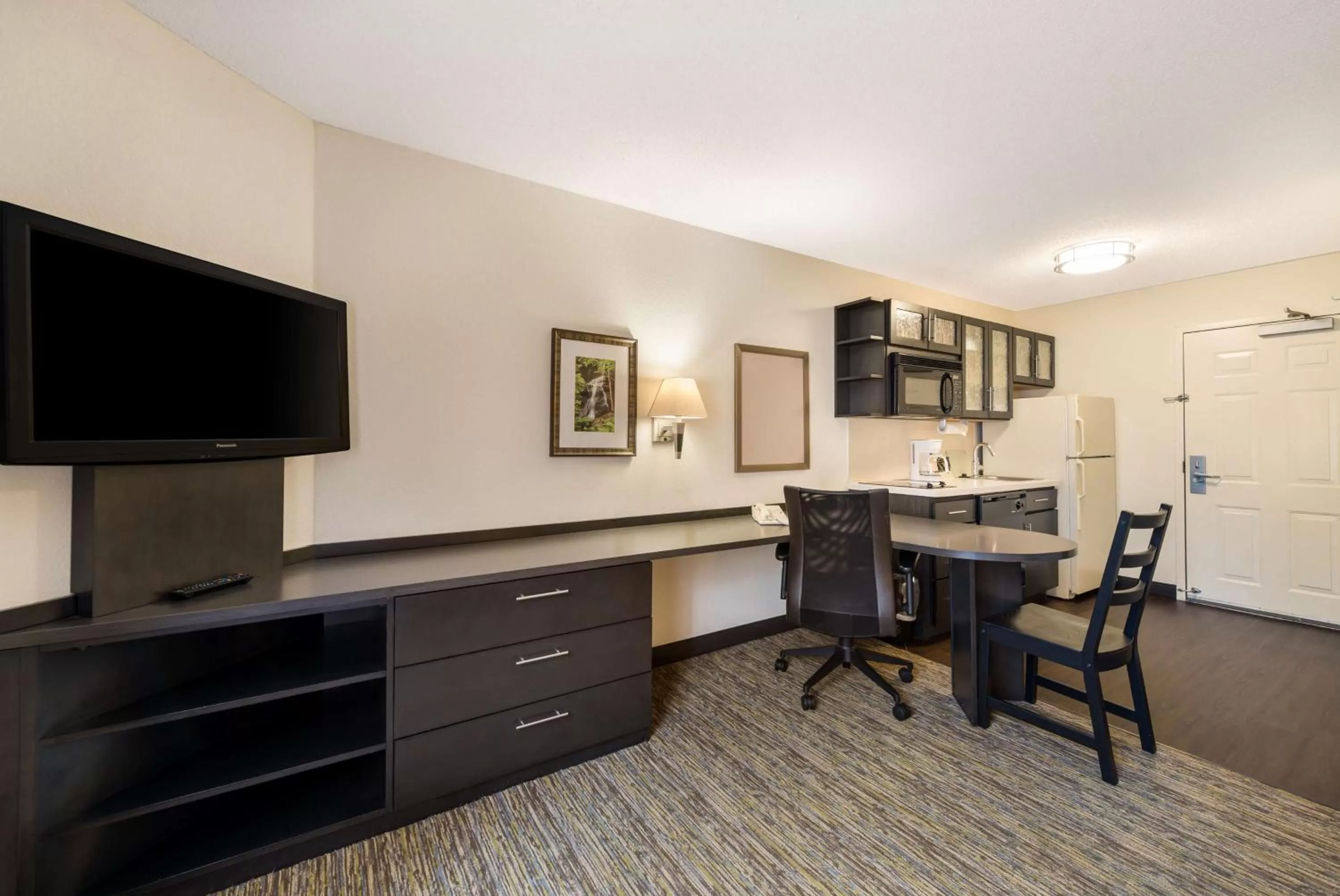 Studio Queen Suite with Roll-In Shower - Mobility Accessible in Sonesta Simply Suites Hampton