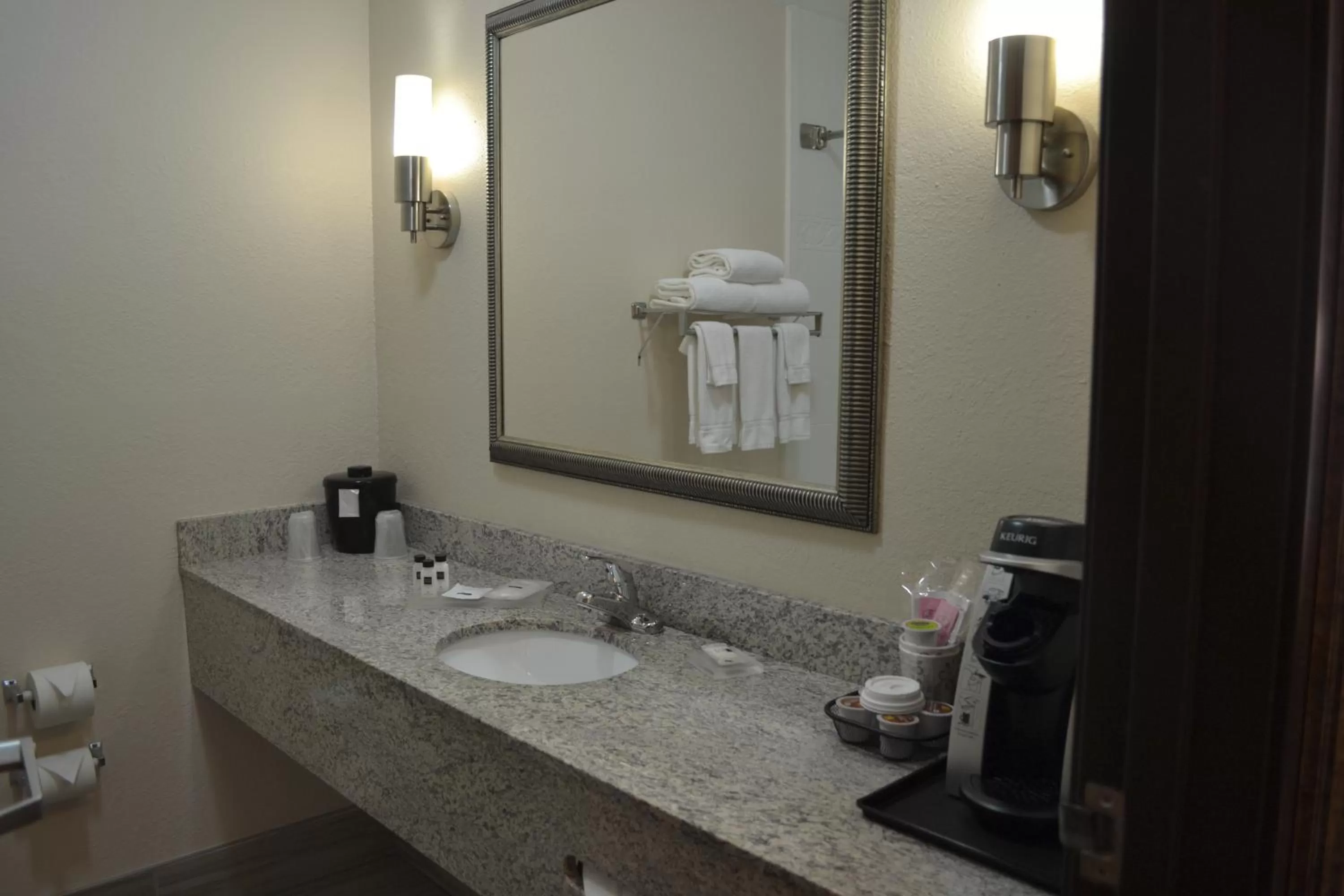 King Room in Country Inn & Suites by Radisson, Abingdon, VA