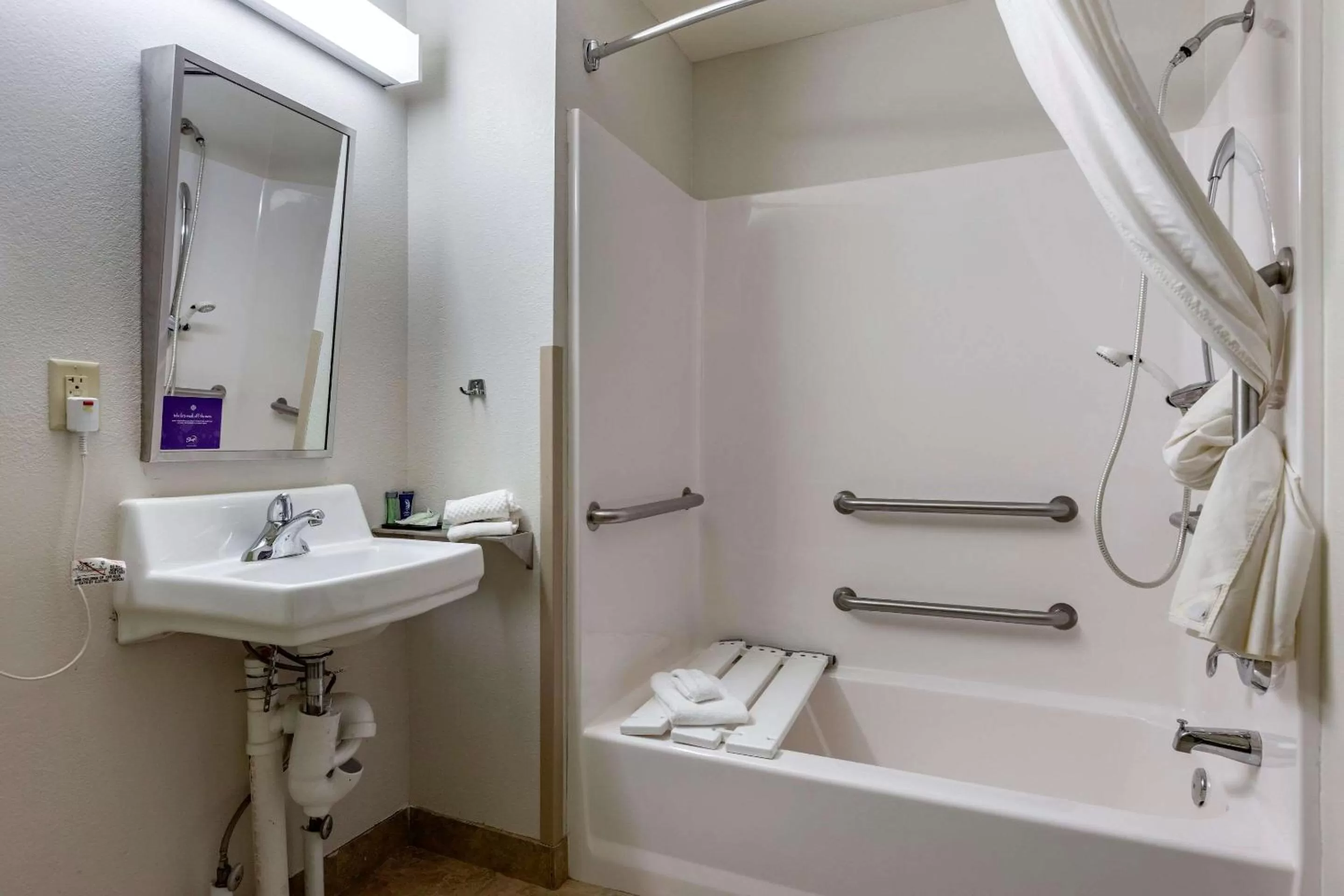 Queen Room with Accessible Tub - Accessible/Non Smoking in Sleep Inn & Suites Kalamazoo Southwest