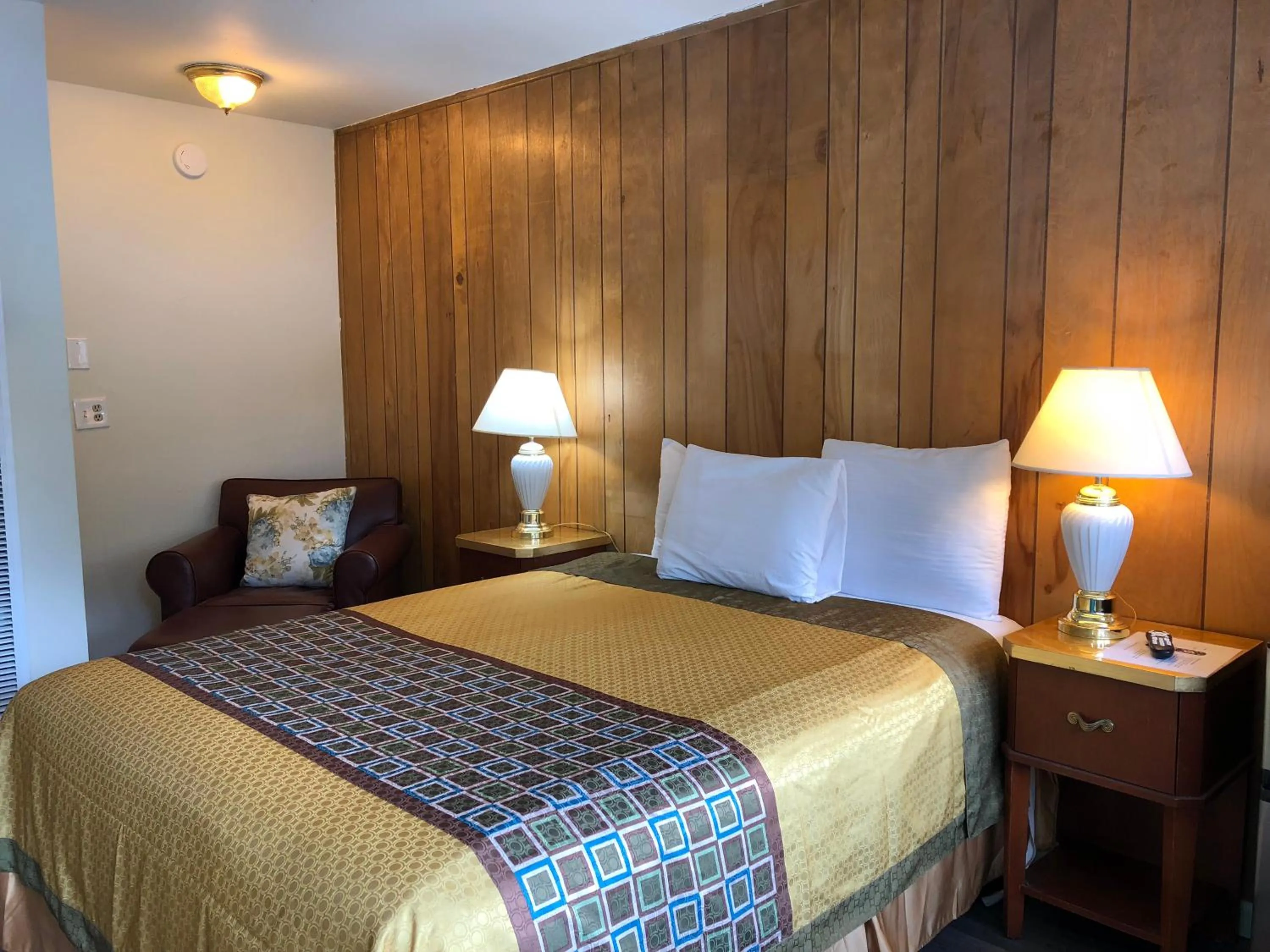 Standard King Room in Cedar Inn & Suites