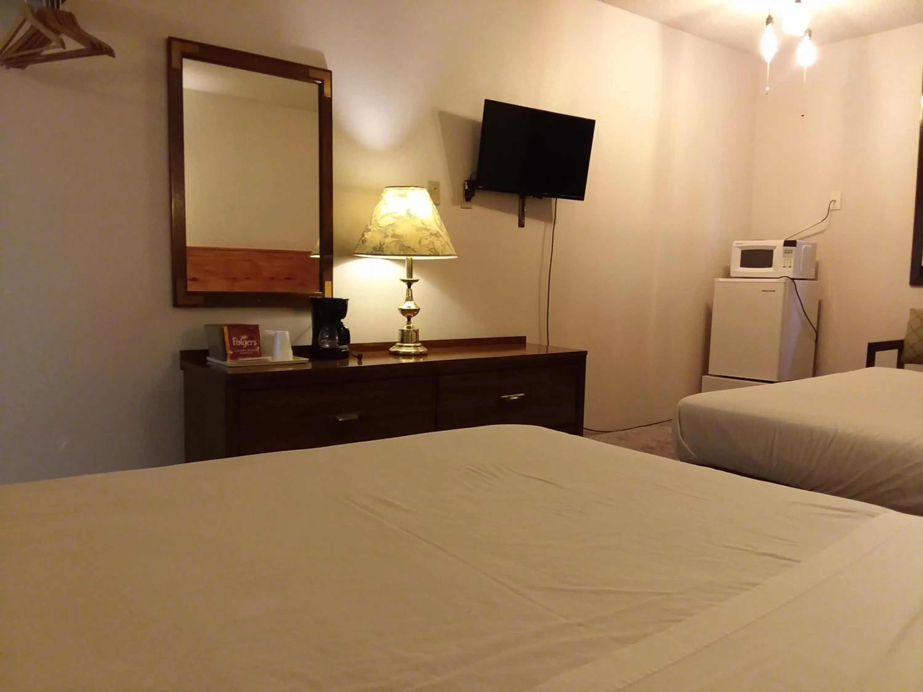 Queen Room with Two Queen Beds in Americas Best Value Inn Laramie