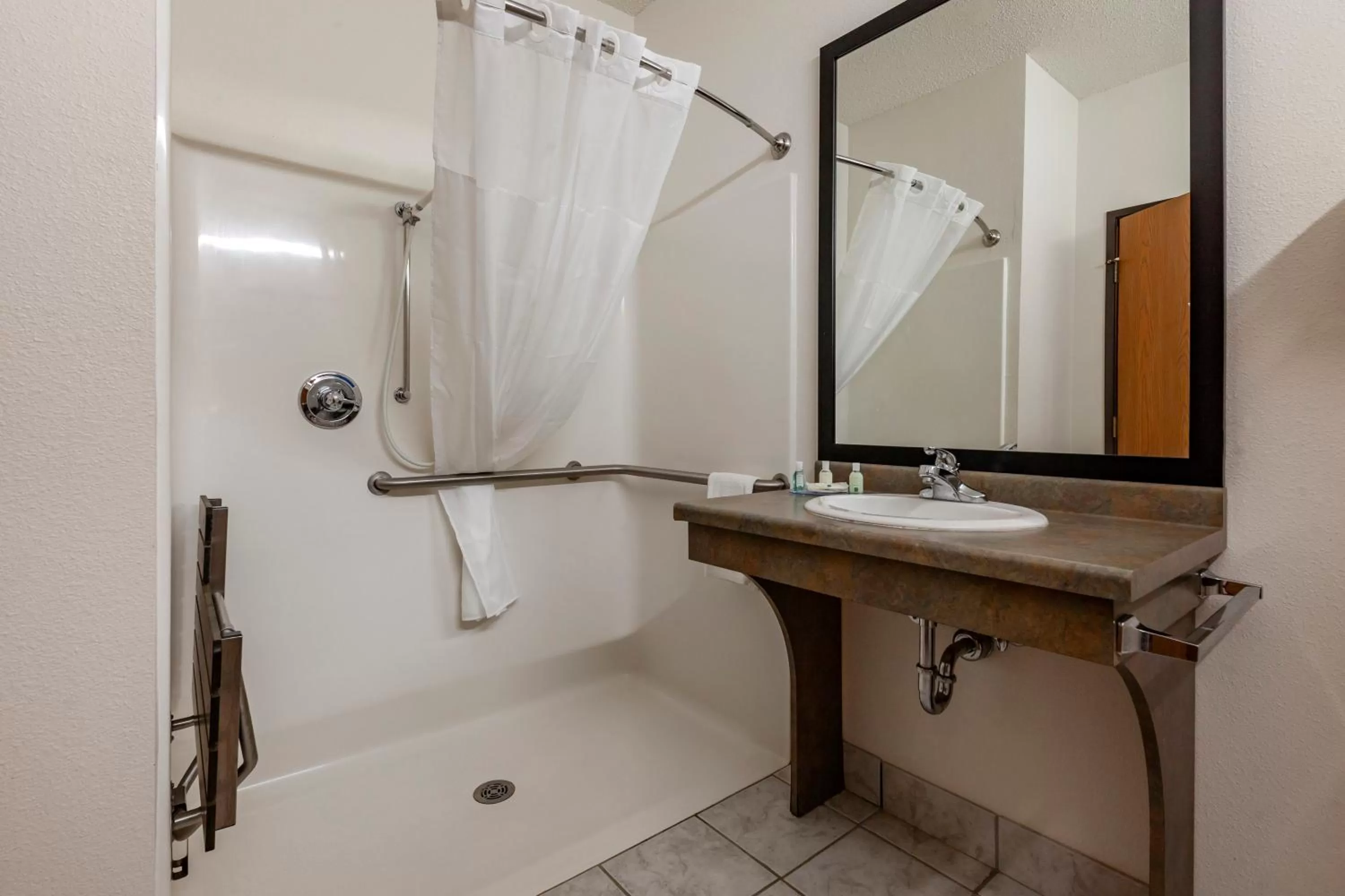 Queen Room with Two Queen Beds and Roll-In Shower - Non-Smoking in Quality Inn Redgranite