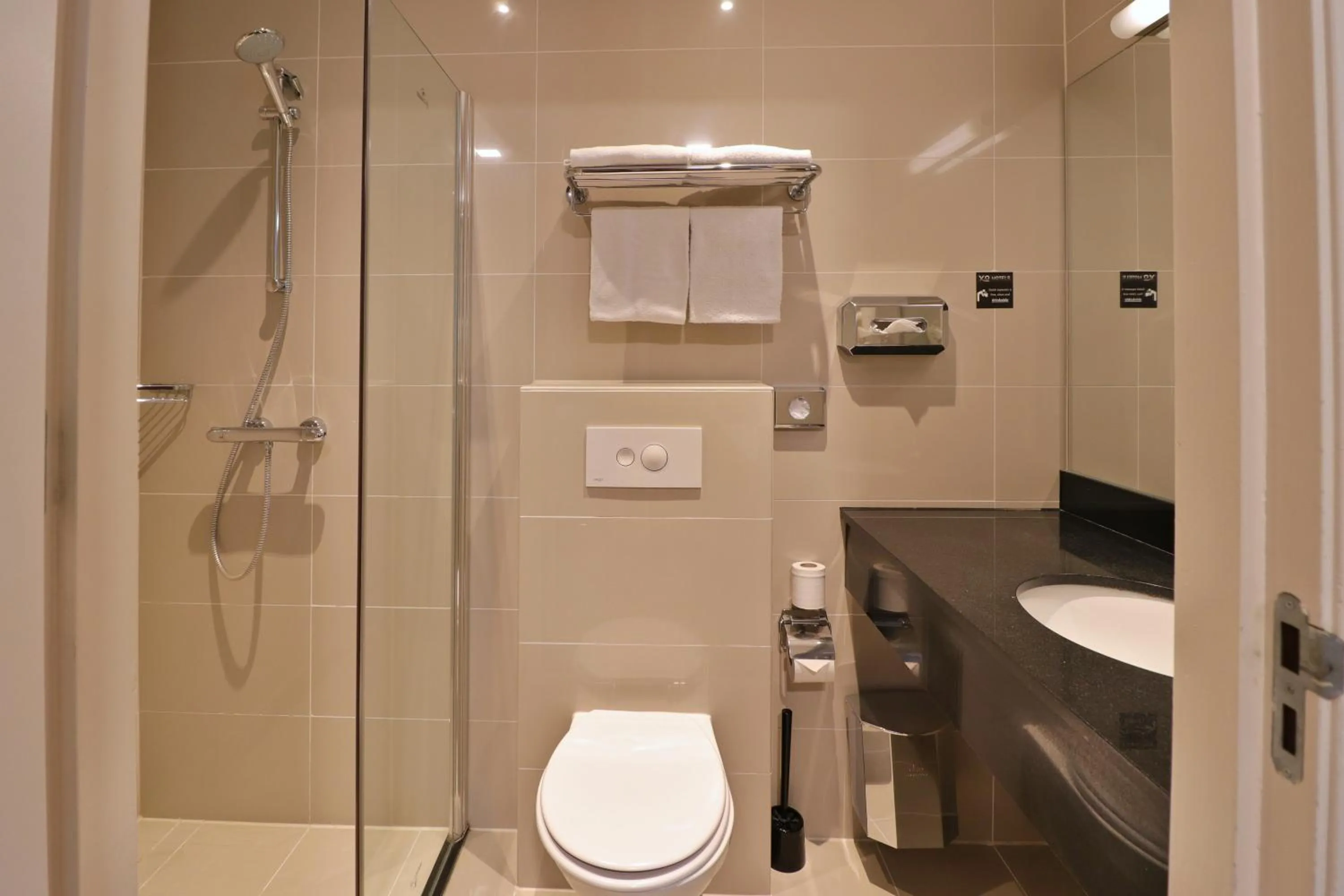 Standard Twin Room in Hotel Van Gogh