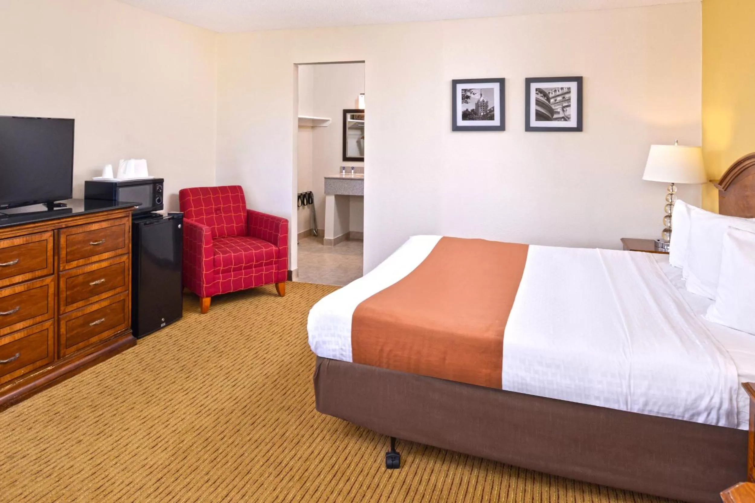 Deluxe King Suite in Americas Best Value Inn Plattsburgh
