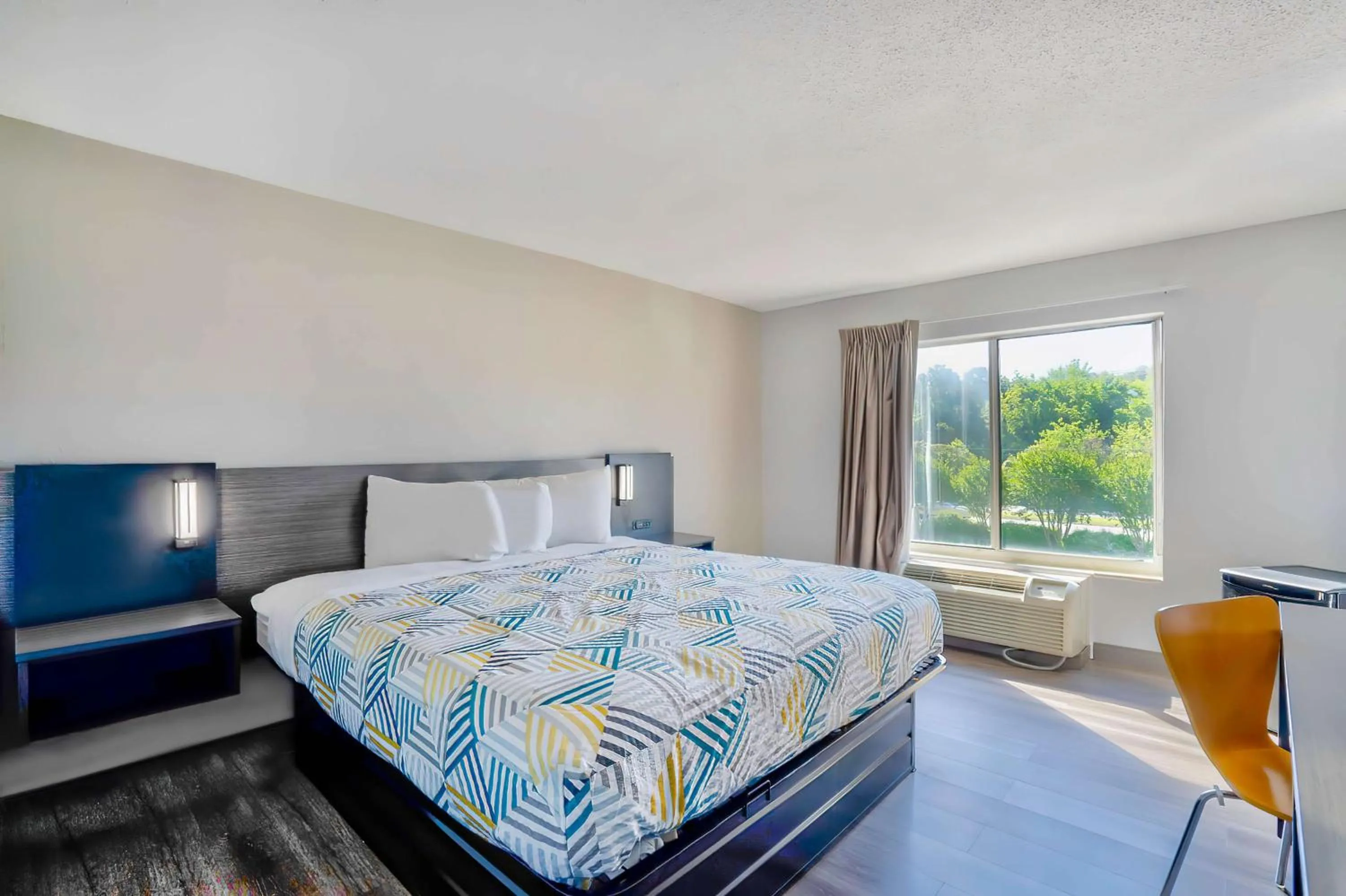 King Room - Disability Access - Non-Smoking in Motel 6 Virginia Beach