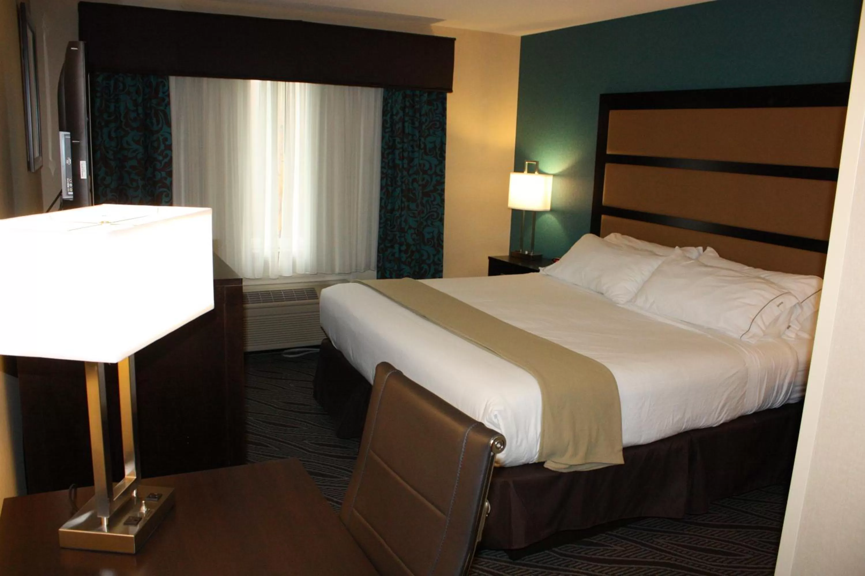 Standard Corner King Room in Holiday Inn Express - Ludlow - Chicopee Area by IHG