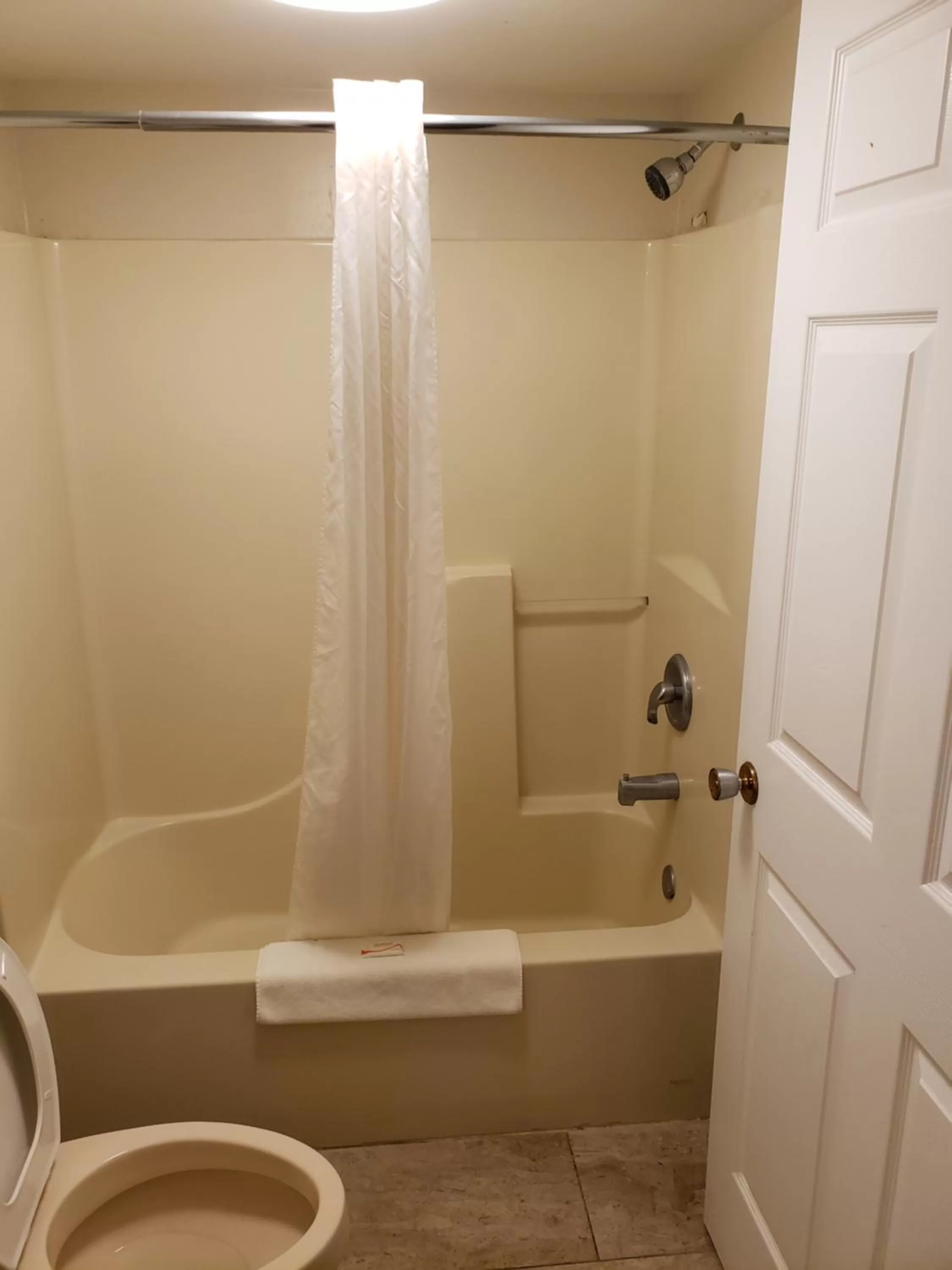 King Room - Non-Smoking in Peach Tree Inn