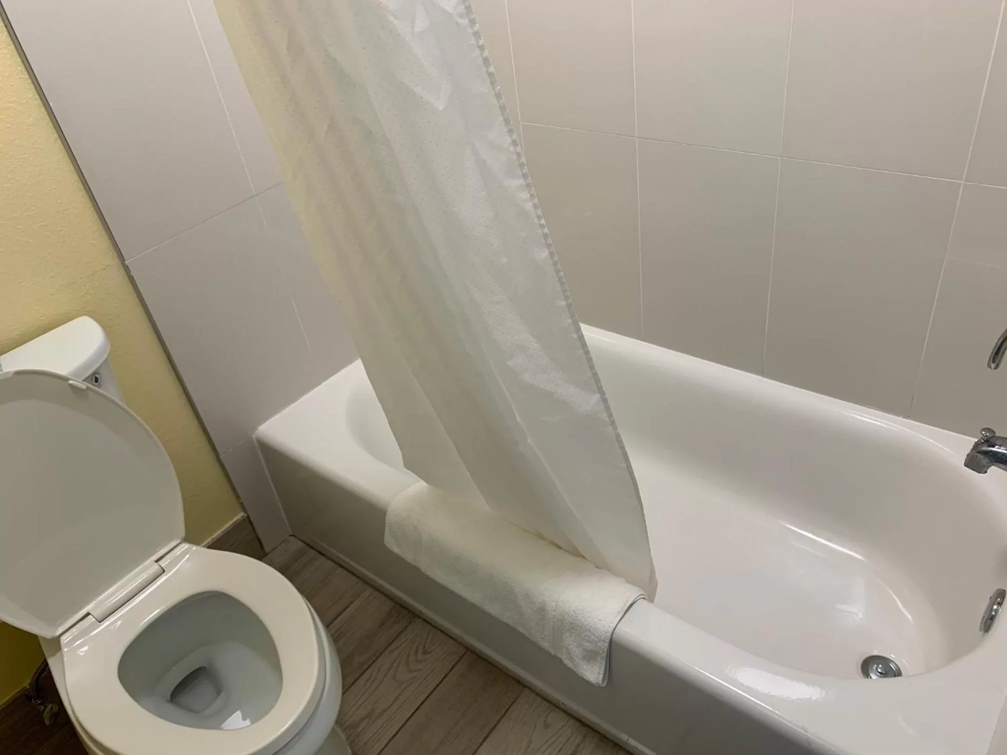 Double Room with Two Double Beds - Smoking in Days Inn by Wyndham Beaumont