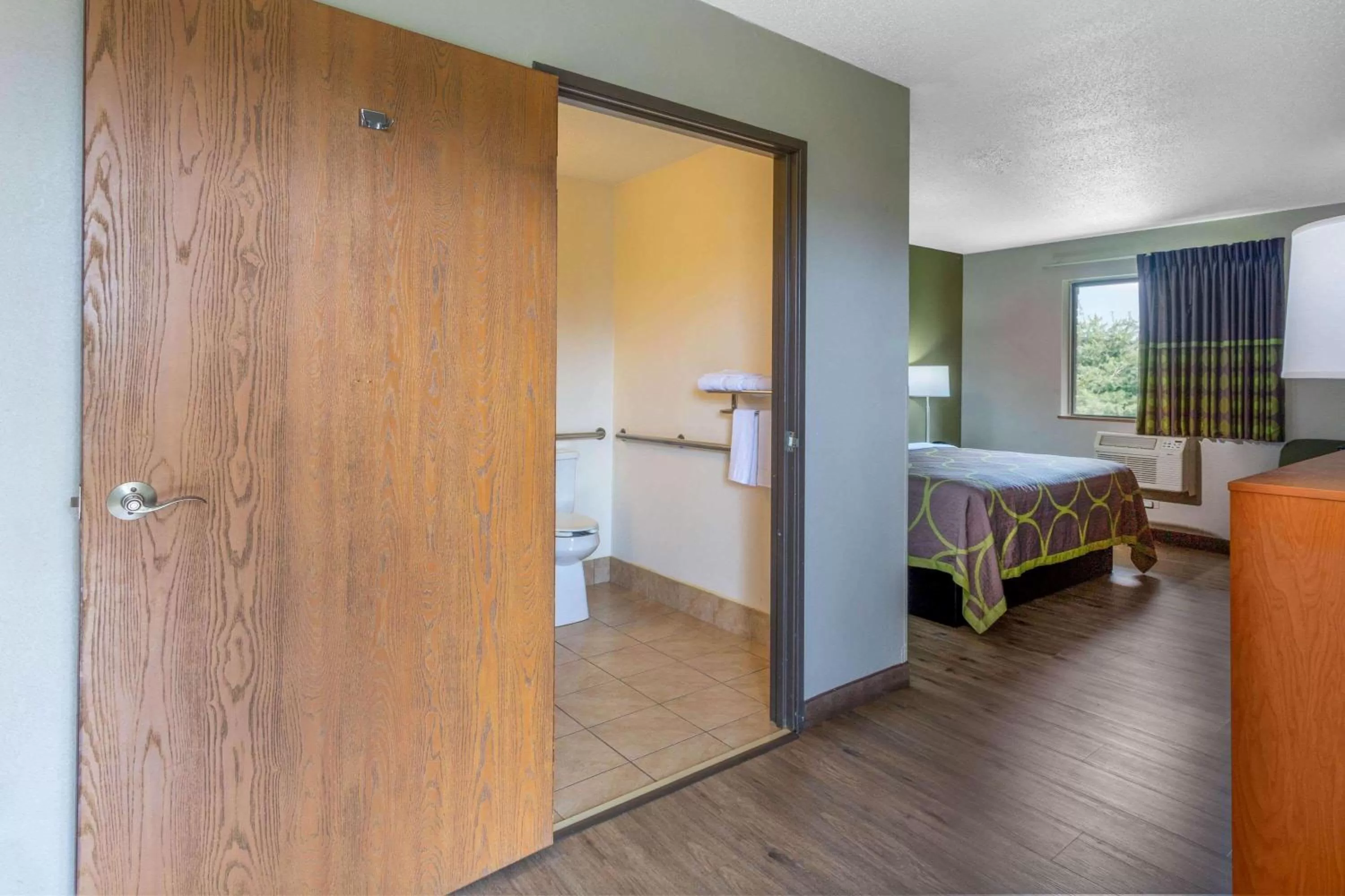 King Room - Mobility Access/Non-Smoking in Super 8 by Wyndham Abingdon VA