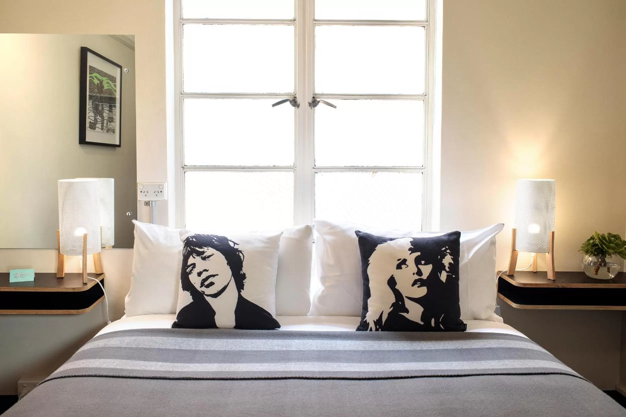 Standard Queen Room with Shared Bathroom in Alabama Hotel Hobart