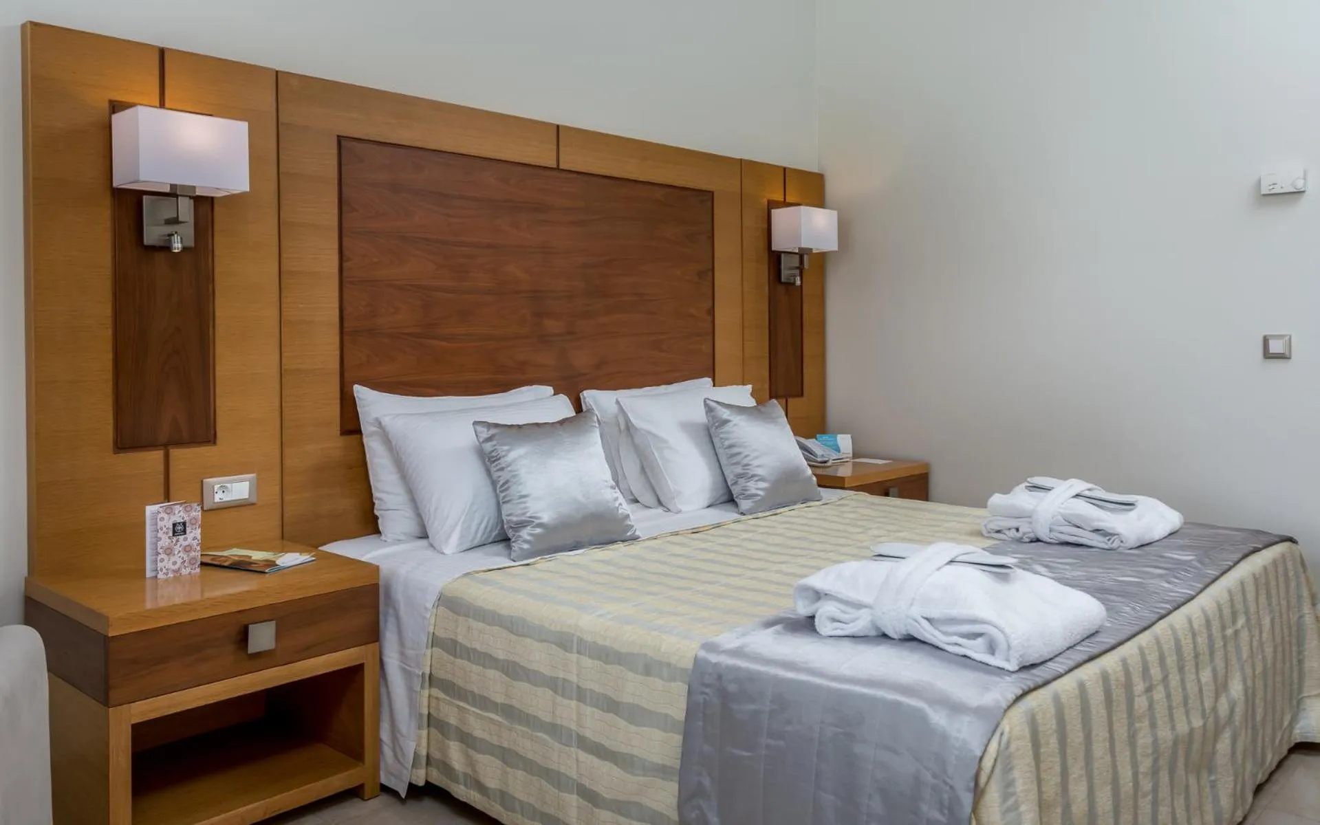 Junior Suite Sea View with Sharing Pool in Apollo Blue