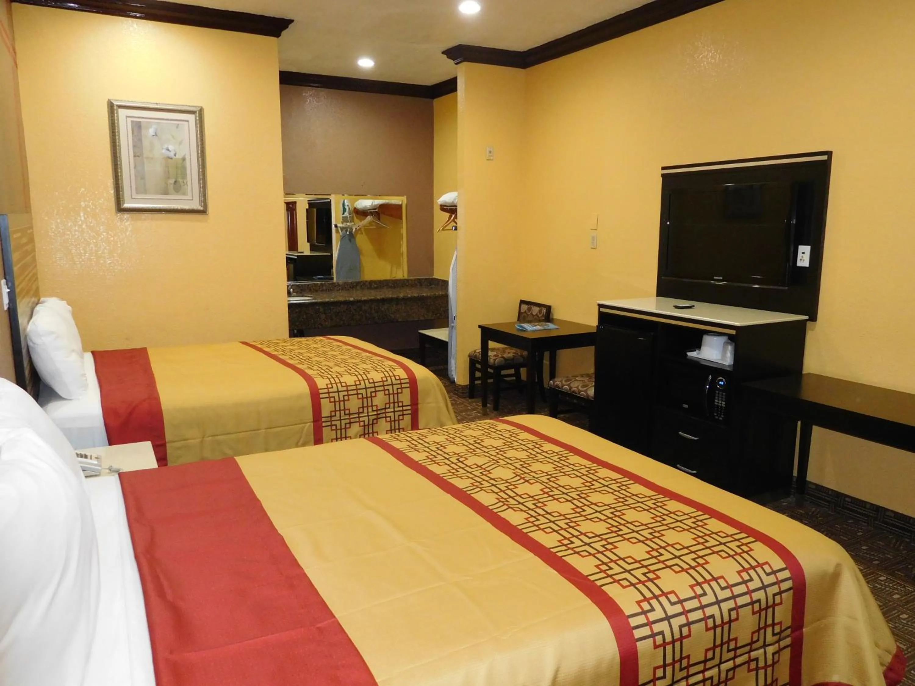 Queen Room with Two Queen Beds in Diamond Inn