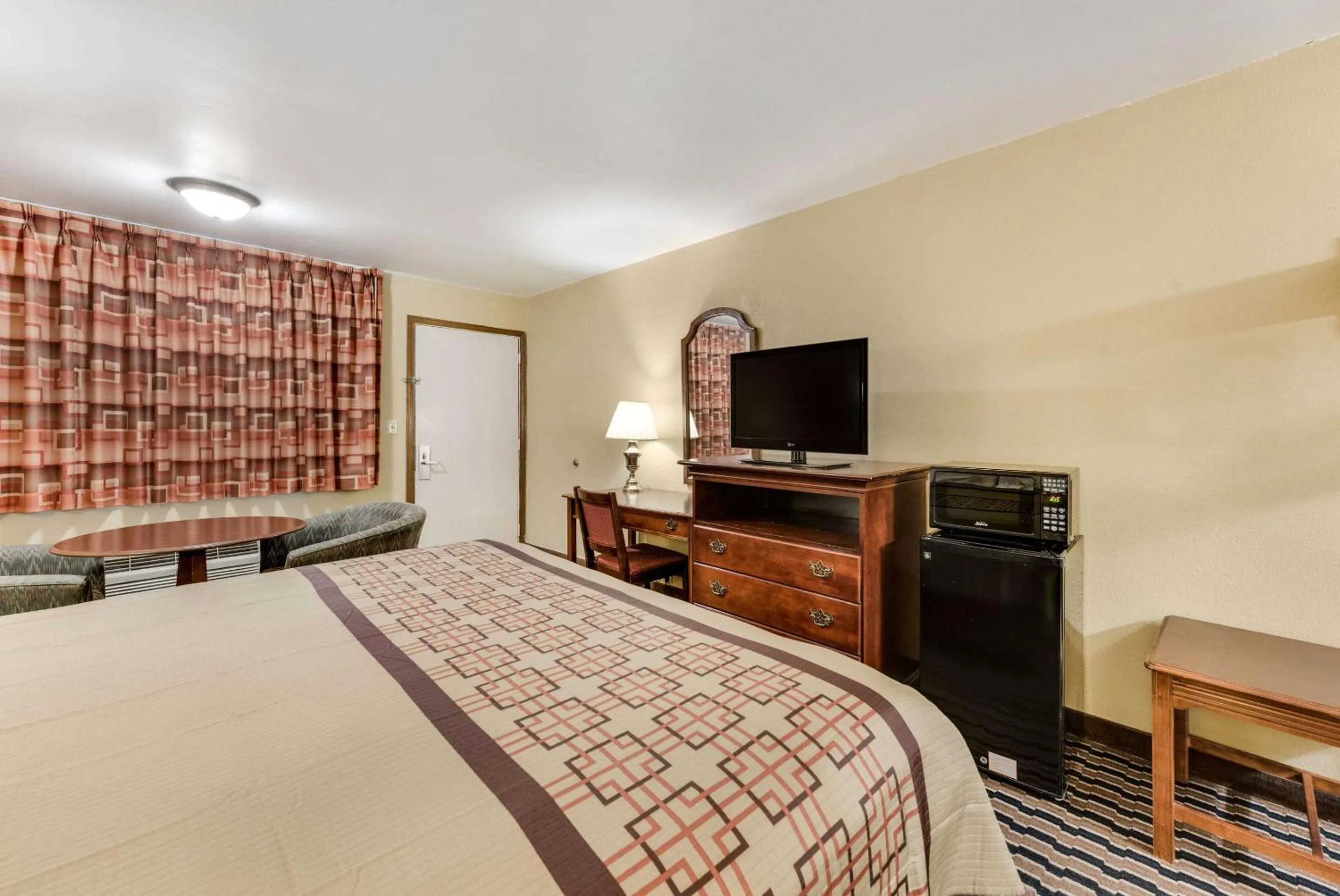 Standard King Room - Smoking in Rodeway Inn Columbus West