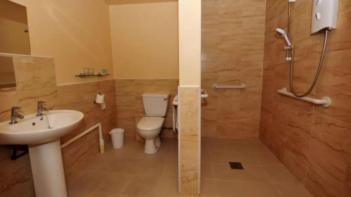 Twin Room with Shower in Chevin End Guest House