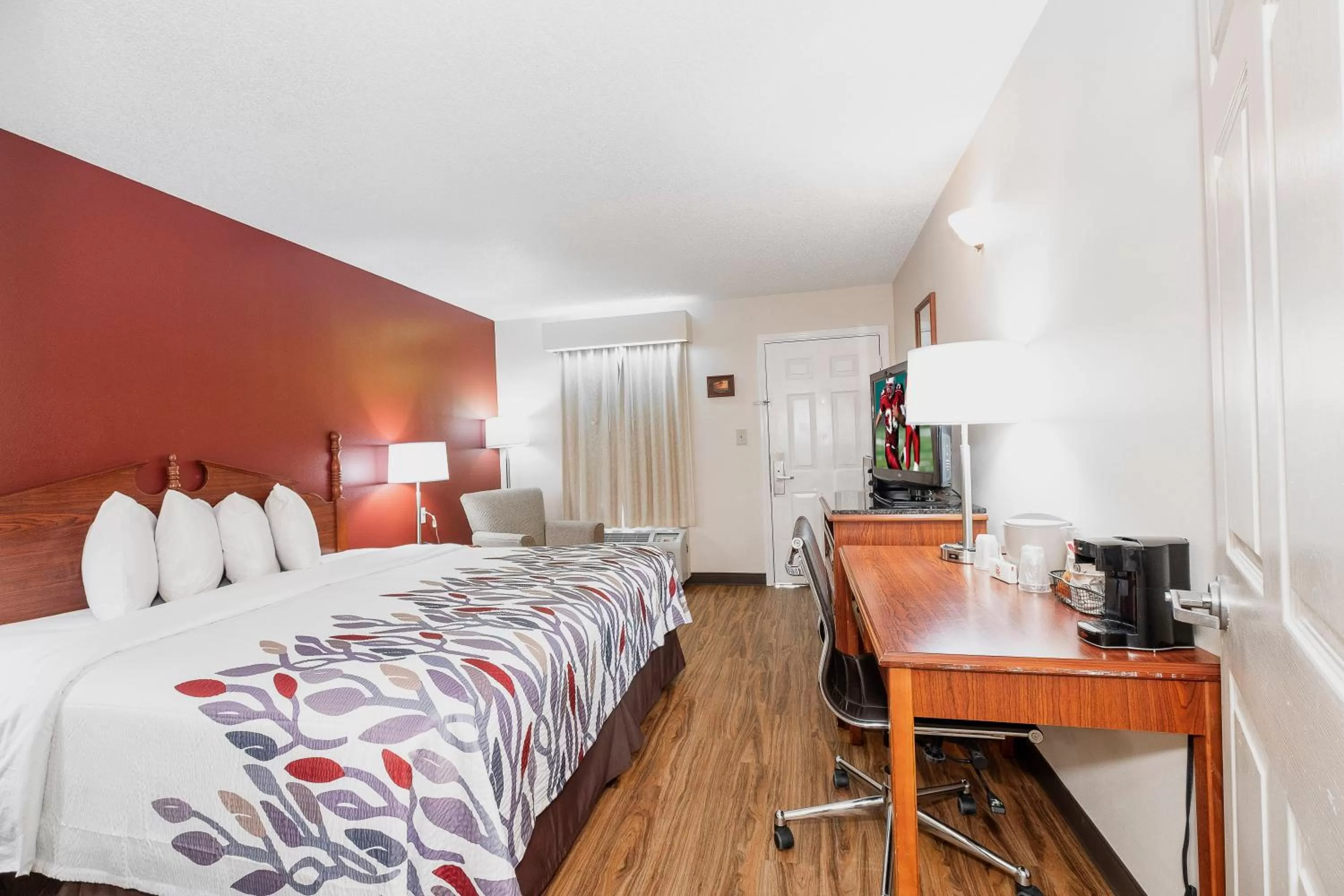 Superior King Room – Disability Access/Non-Smoking in Red Roof Inn & Suites Calhoun