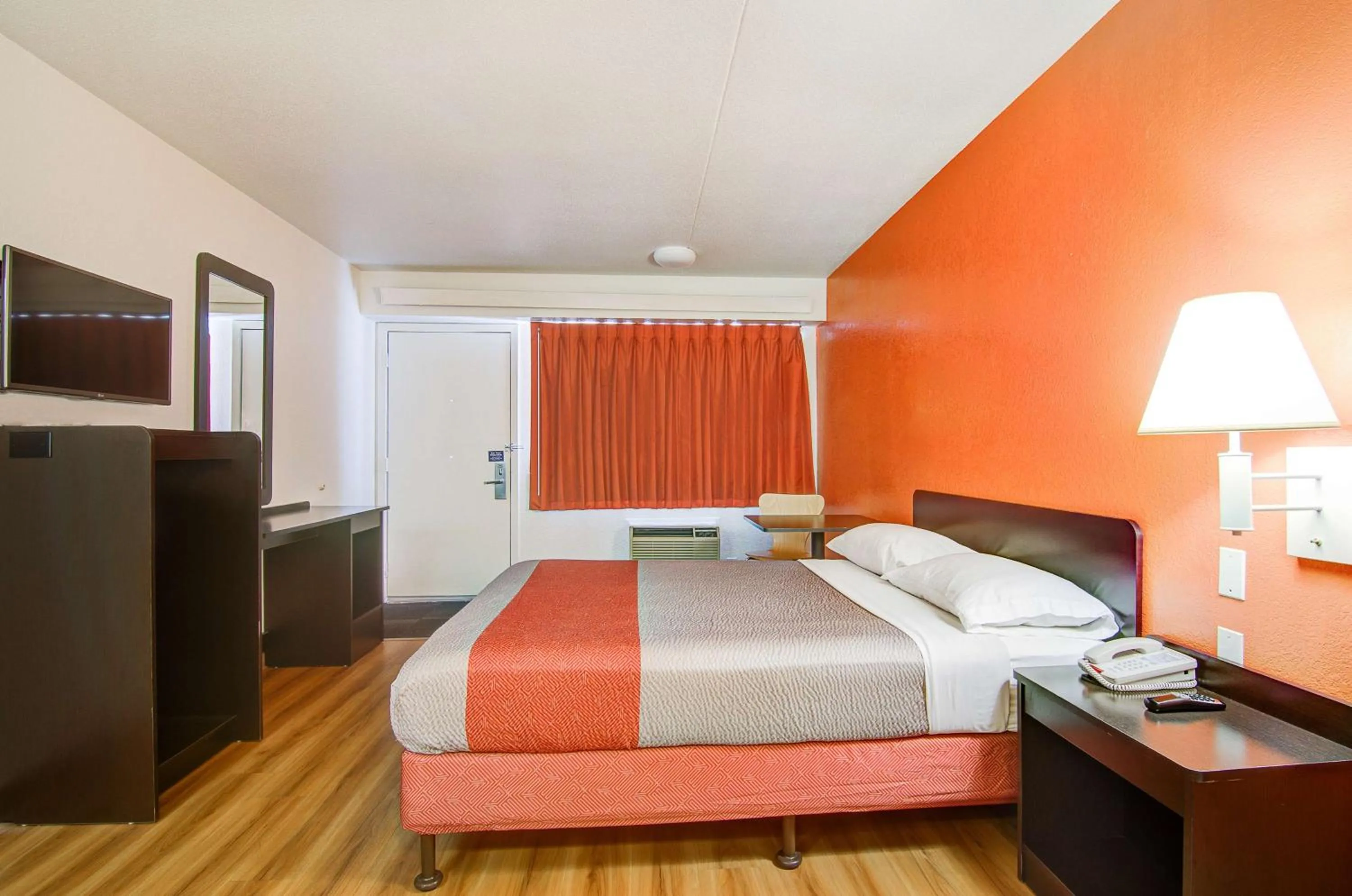 Queen Room - Disability Access - Roll in Shower in Motel 6-Springfield, MO - North