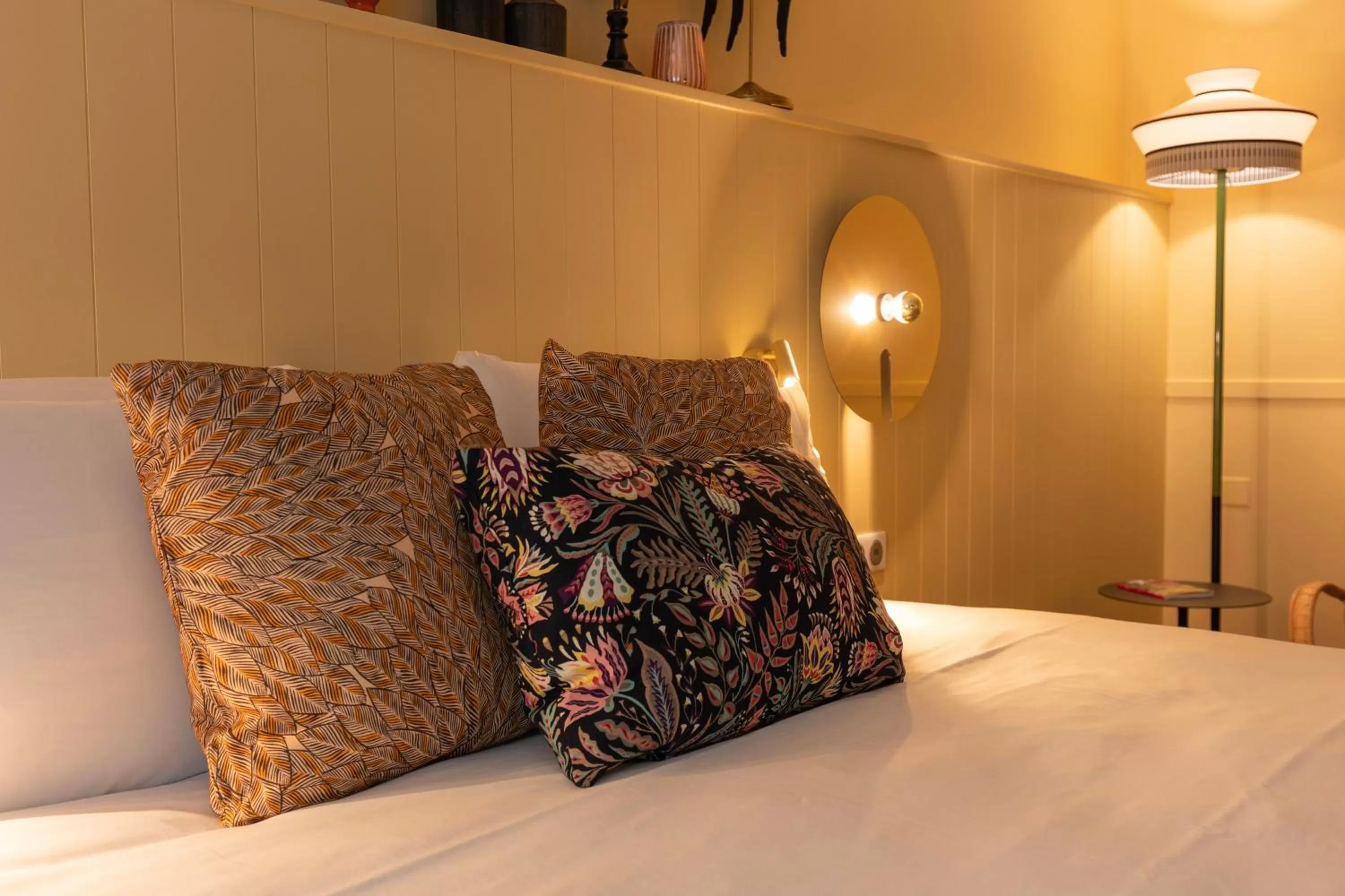 Standard King Room with City View in Hotel Indigo Bordeaux Centre Chartrons by IHG