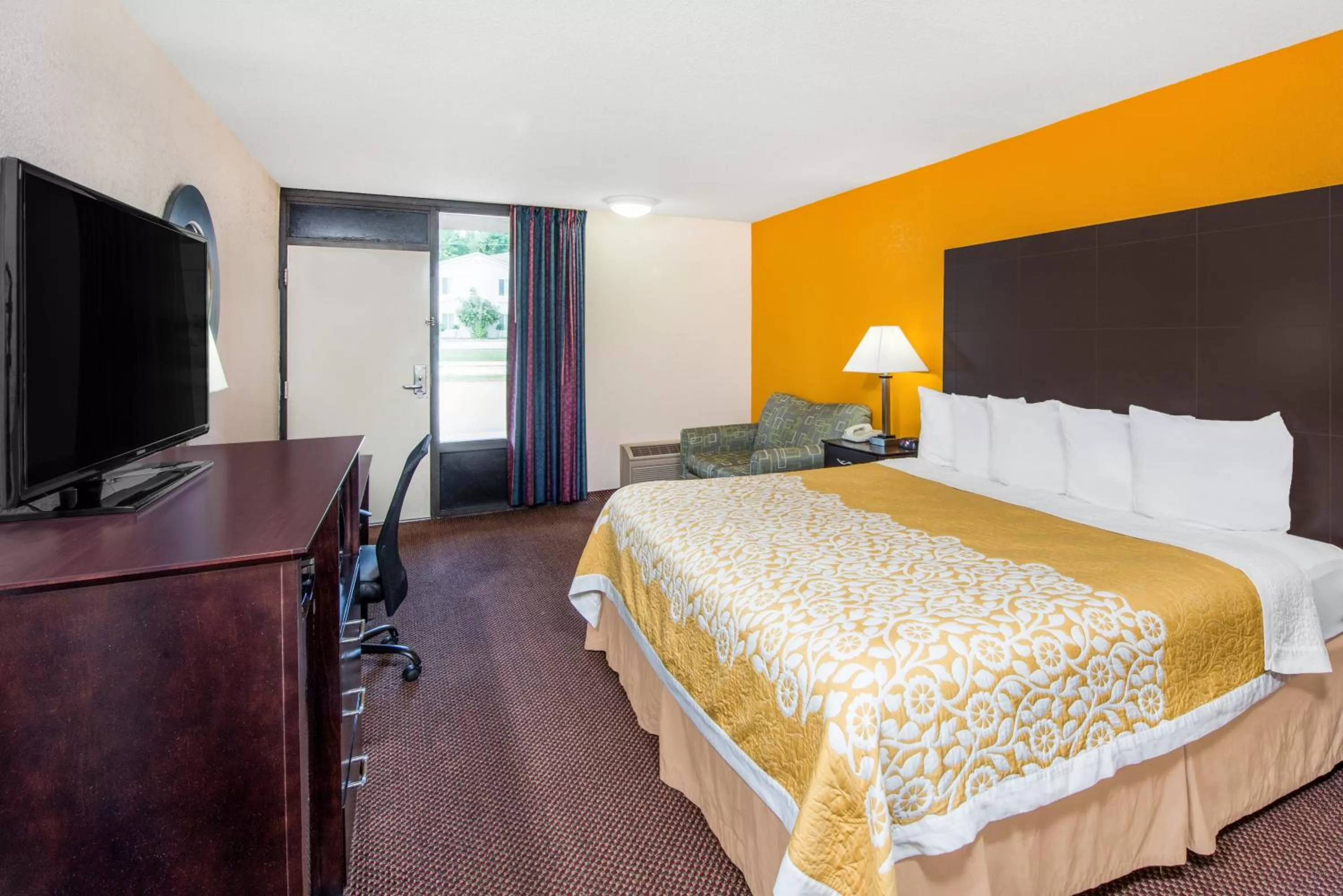 King Room - Non-Smoking in Days Inn by Wyndham Calvert City - Paducah East