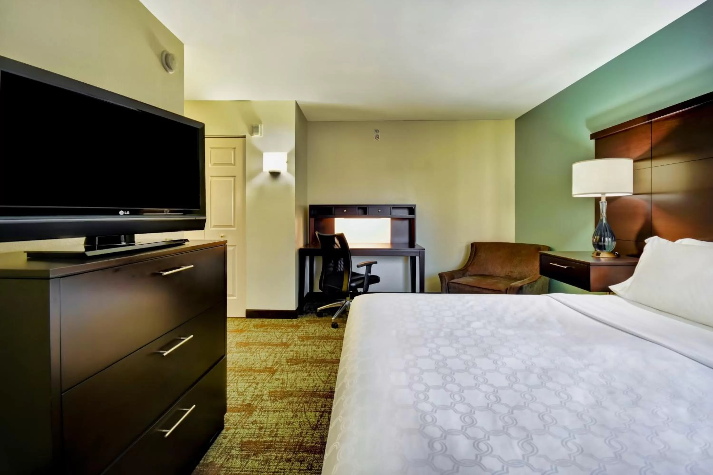 Two-Bedroom Suite - Disability Access in Staybridge Suites Middleton/Madison-West by IHG