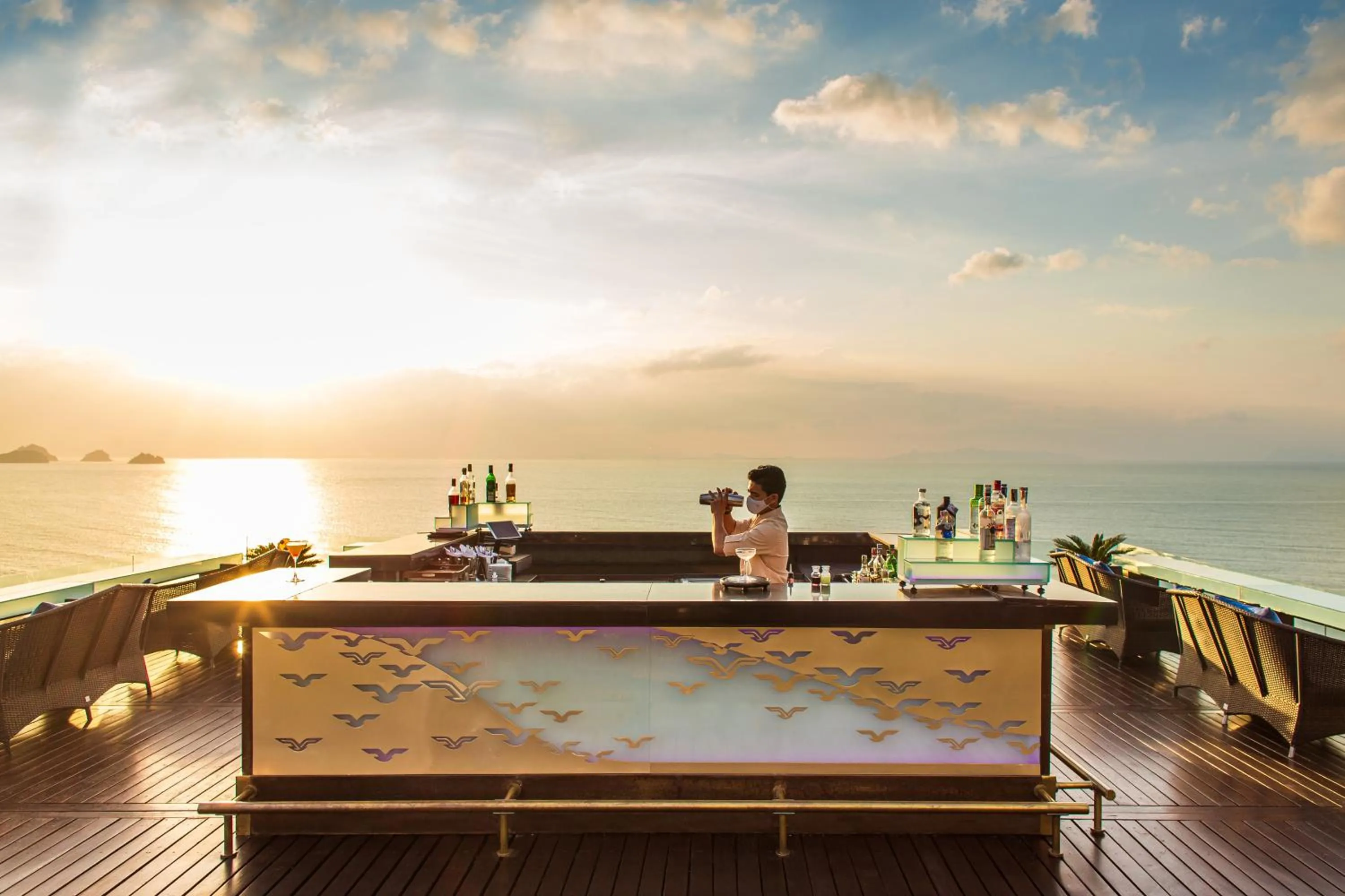 Lounge or bar in InterContinental Koh Samui Resort by IHG