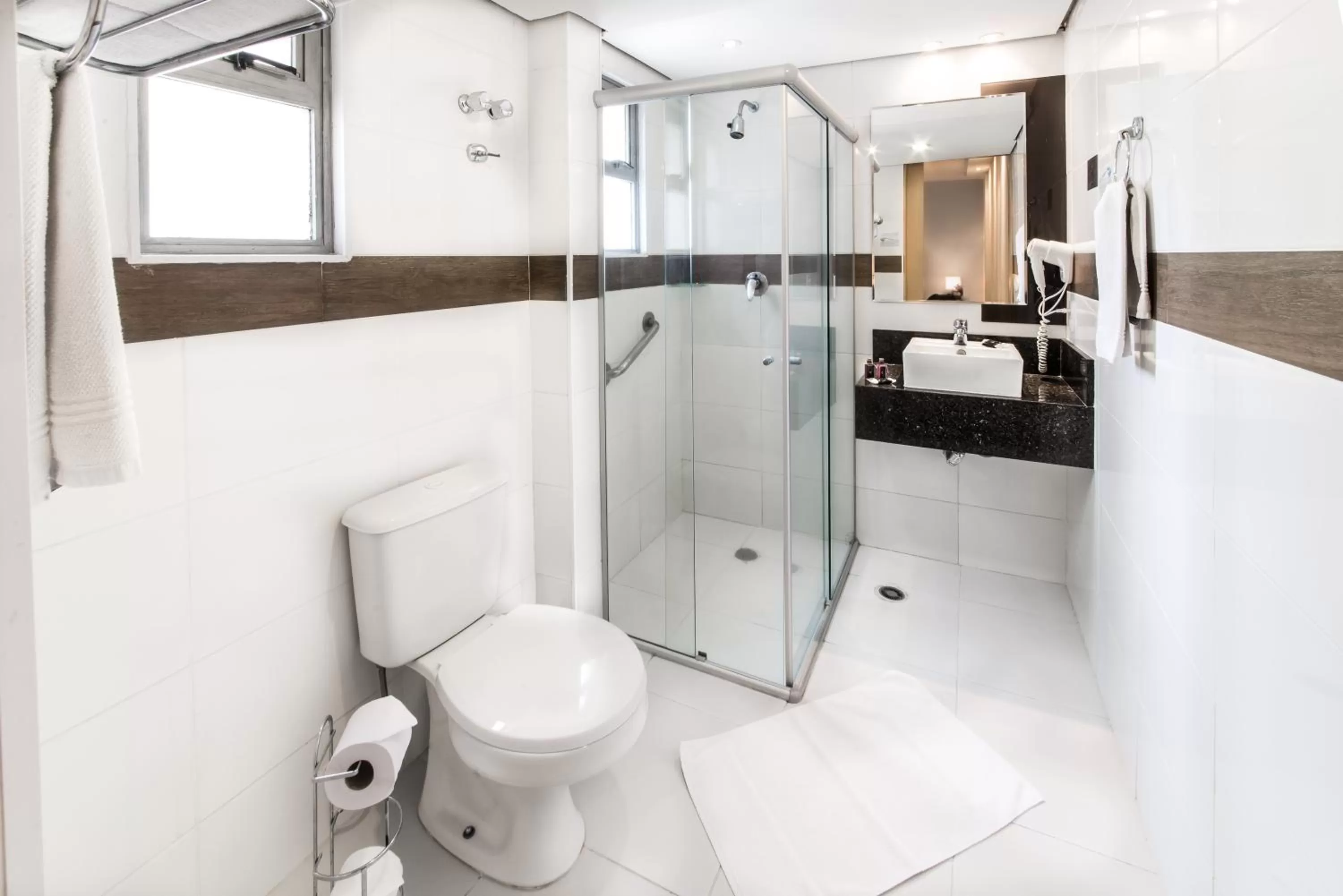 Bathroom in Summit Hotel Monaco