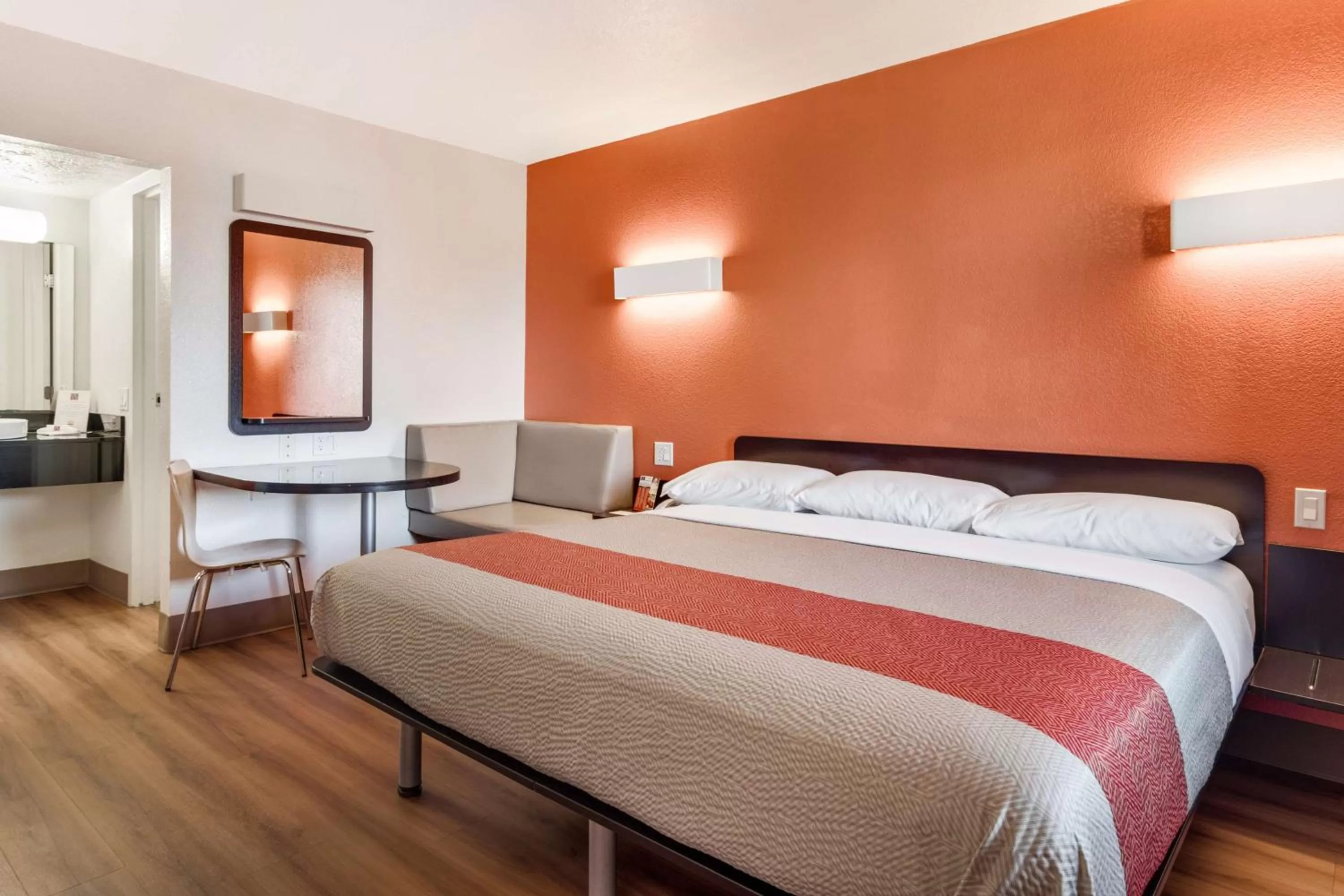 King Room - Non-Smoking in Motel 6-Youngstown, OH