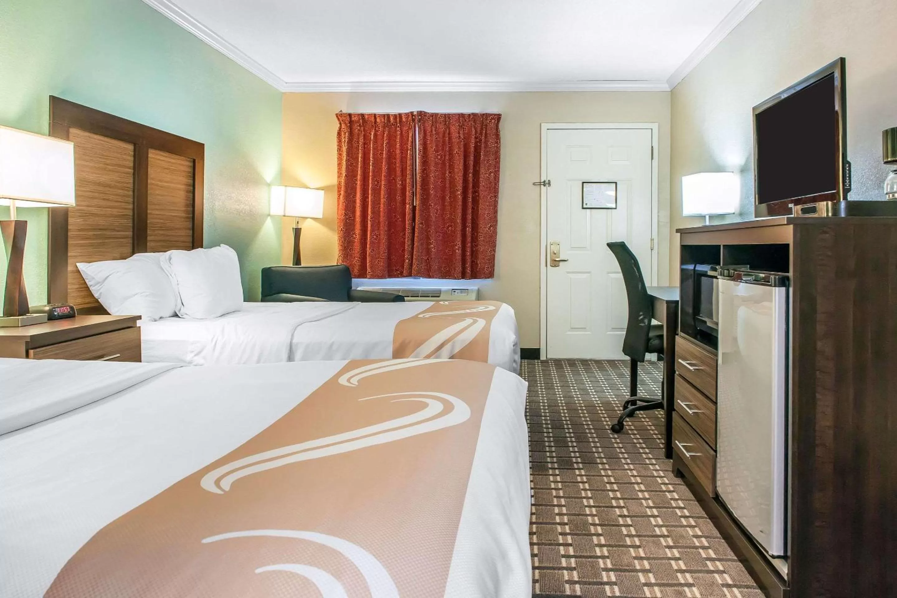 Photo of the whole room, Bed in Quality Inn Findlay