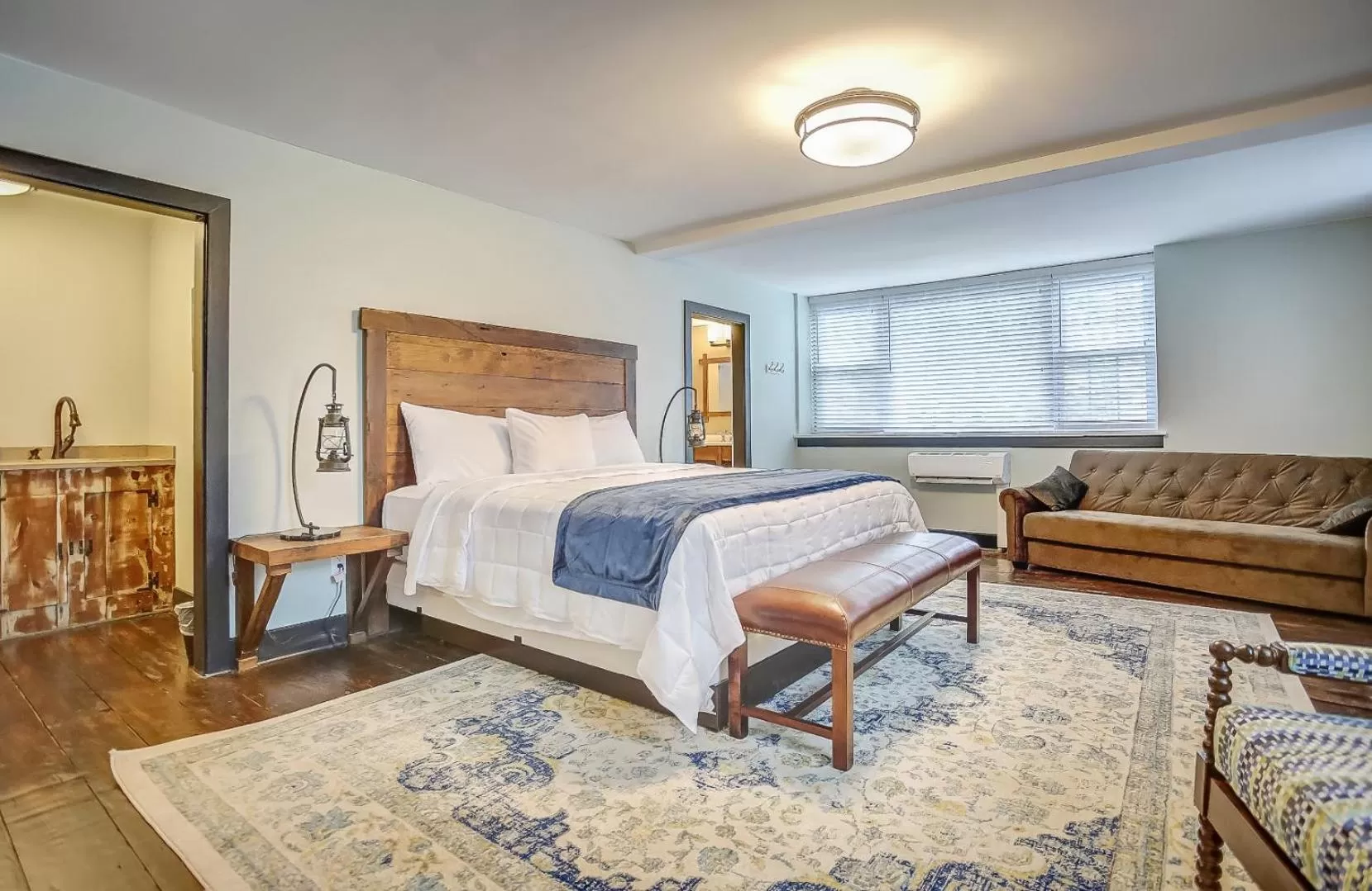 Deluxe King Room in Allenberry Resort