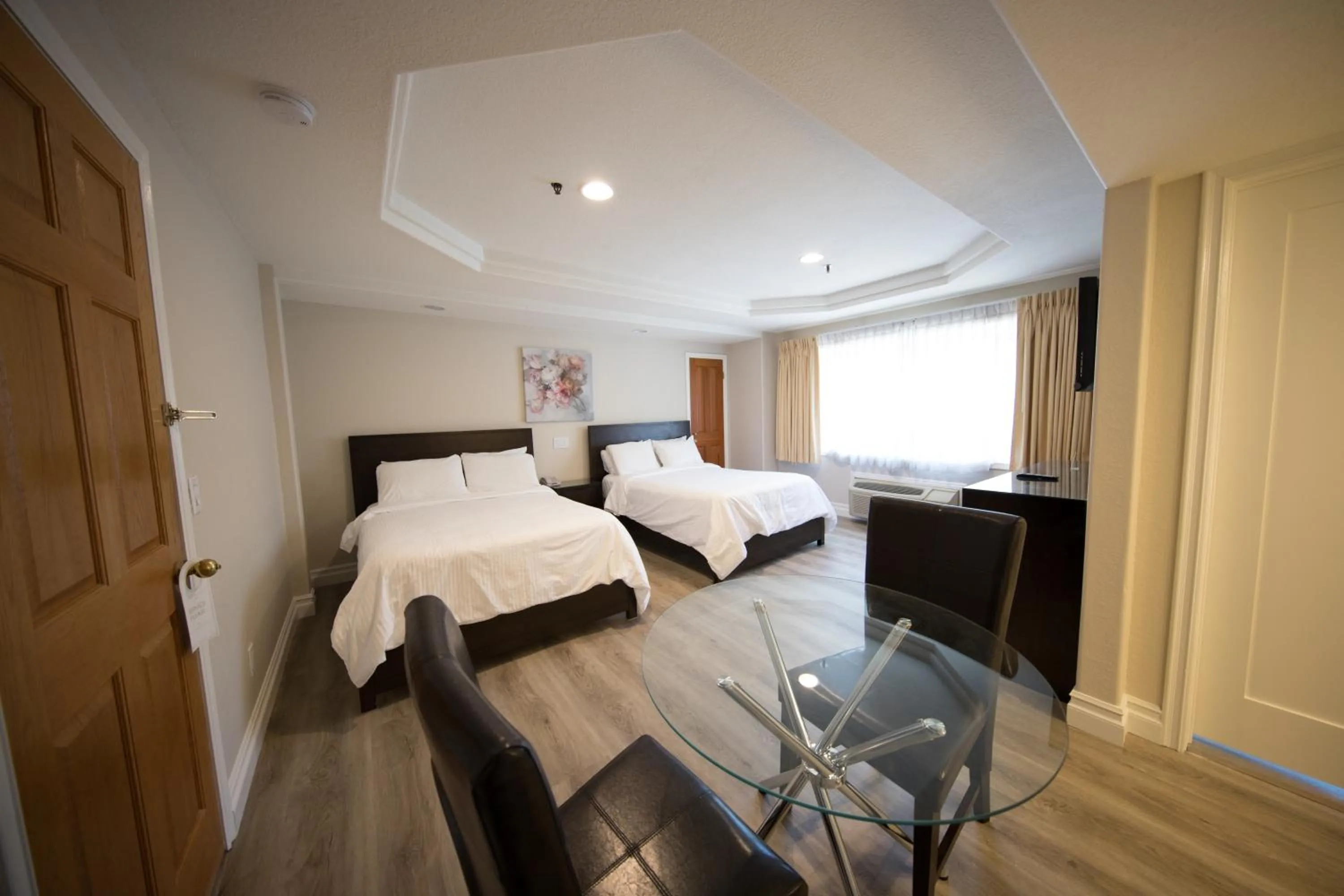 Deluxe Room with Two Double Beds in Wilshire Crest Hotel