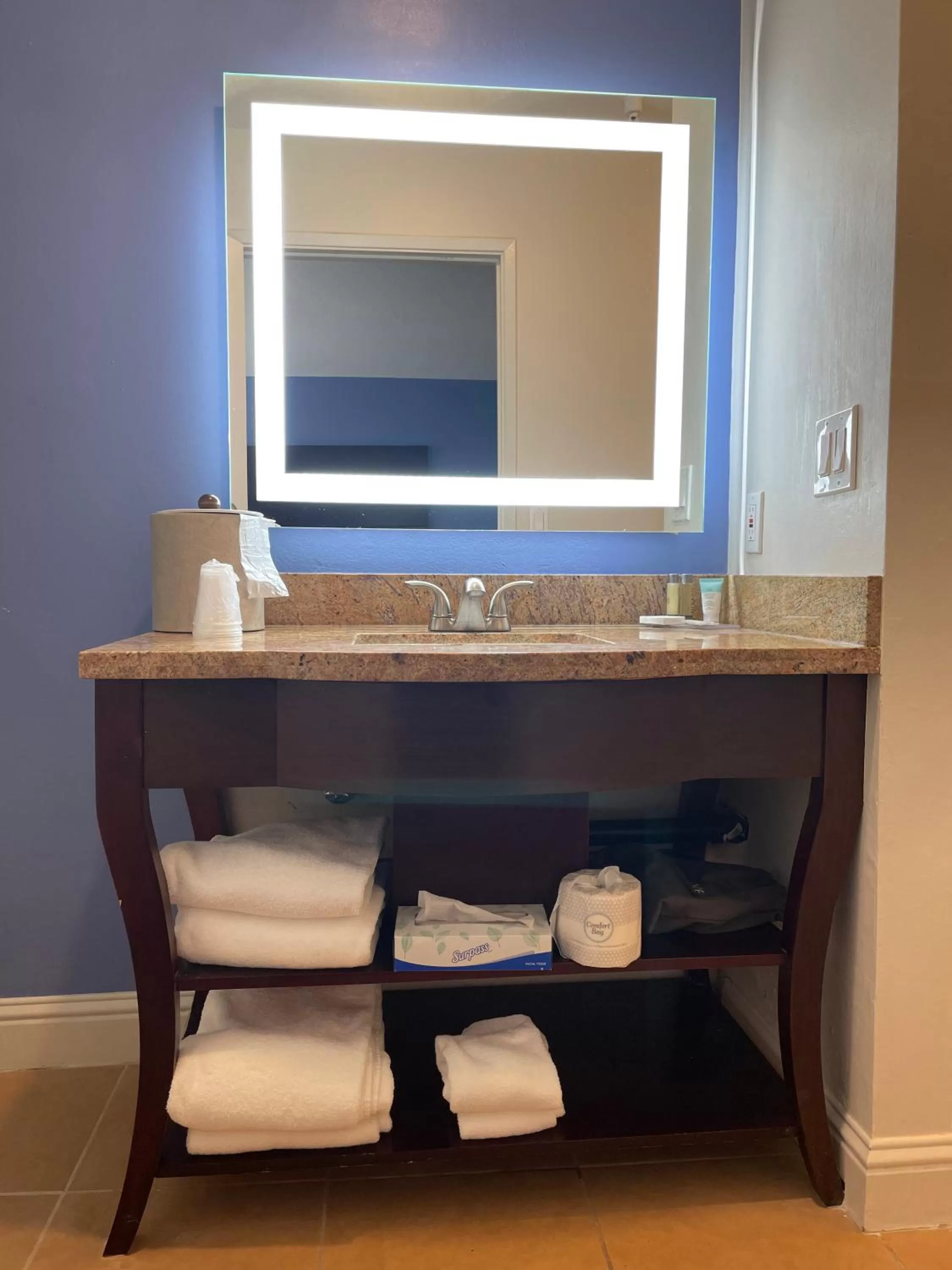 King Room - single occupancy - Disability Access/Non-Smoking in Hotel Solares