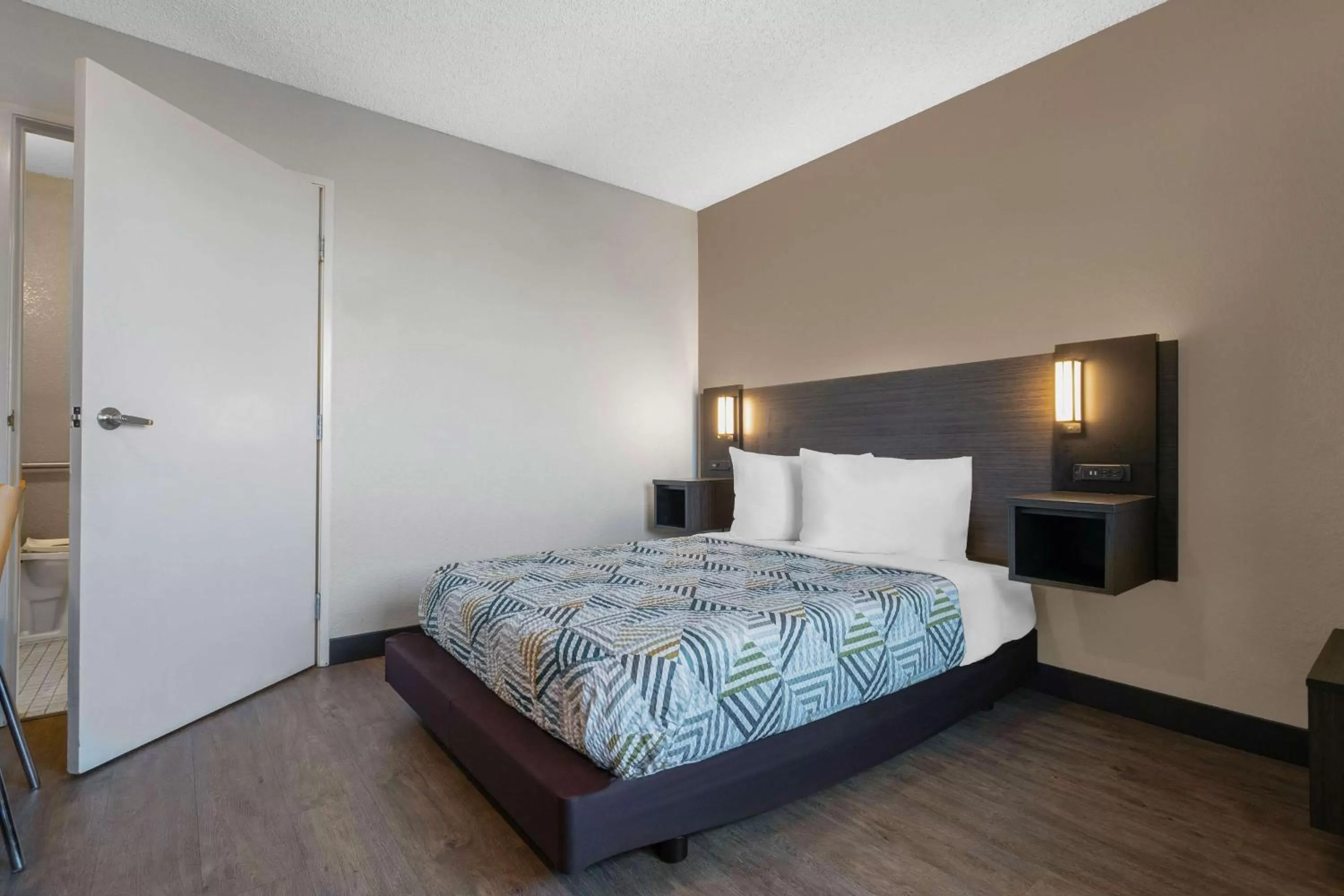 Deluxe Queen Room - Non-Smoking in Motel 6-Merced, CA - North