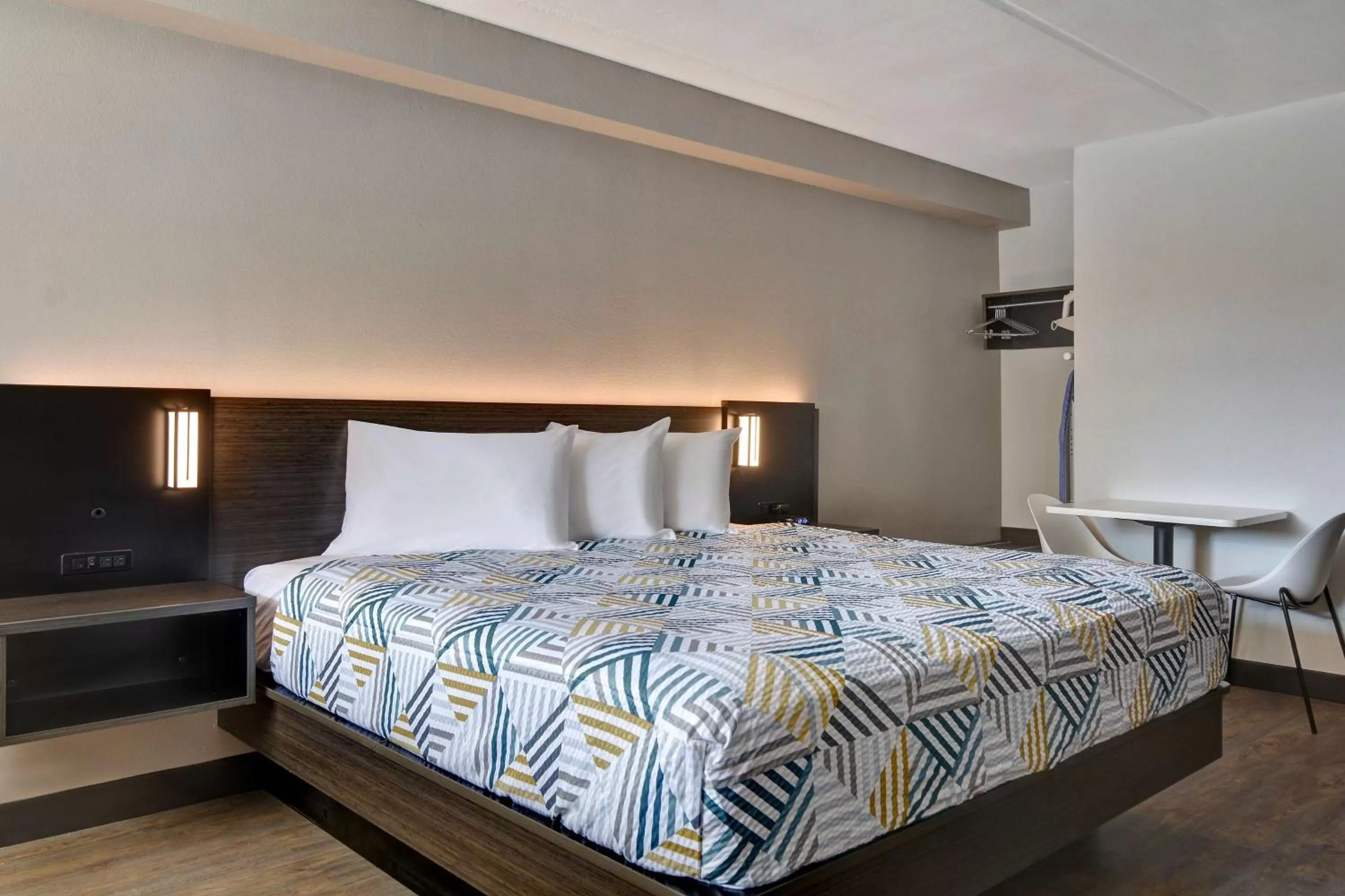 King Room - Smoking  in Studio 6-Jacksonville, FL - Baymeadows